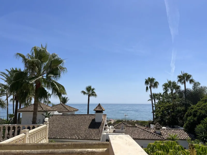 GREAT SE VIEW PROPERTY ; 2nd line beach, Bahia de Marbella, 4 bedrooms/ 4 bathrooms ; renovation needed