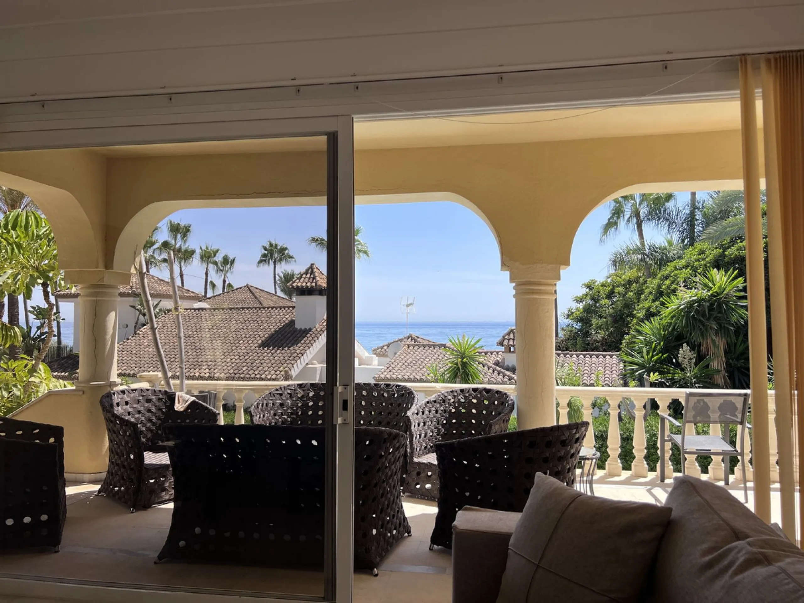 GREAT SE VIEW PROPERTY ; 2nd line beach, Bahia de Marbella, 4 bedrooms/ 4 bathrooms ; renovation needed