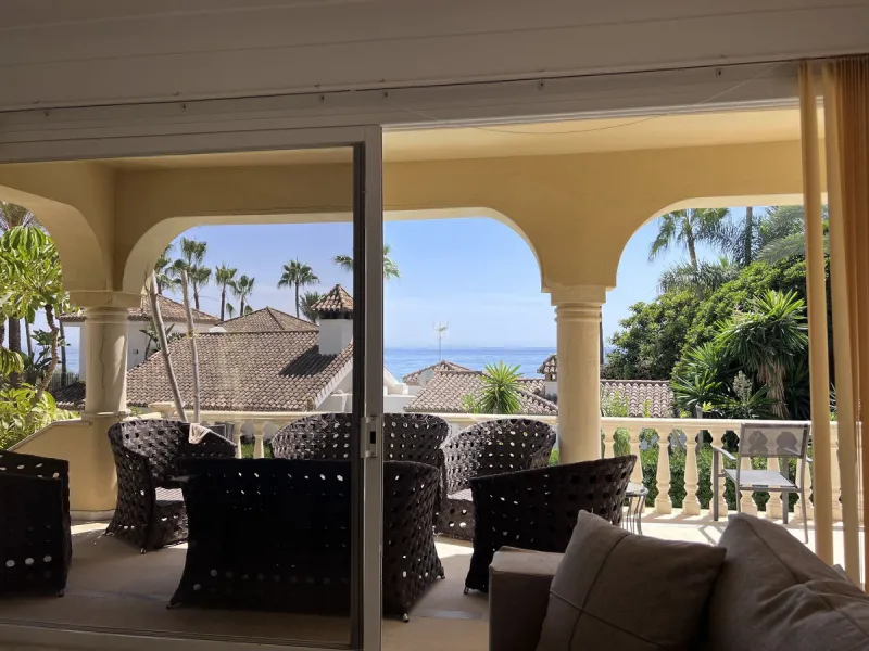 GREAT SE VIEW PROPERTY ; 2nd line beach, Bahia de Marbella, 4 bedrooms/ 4 bathrooms ; renovation needed