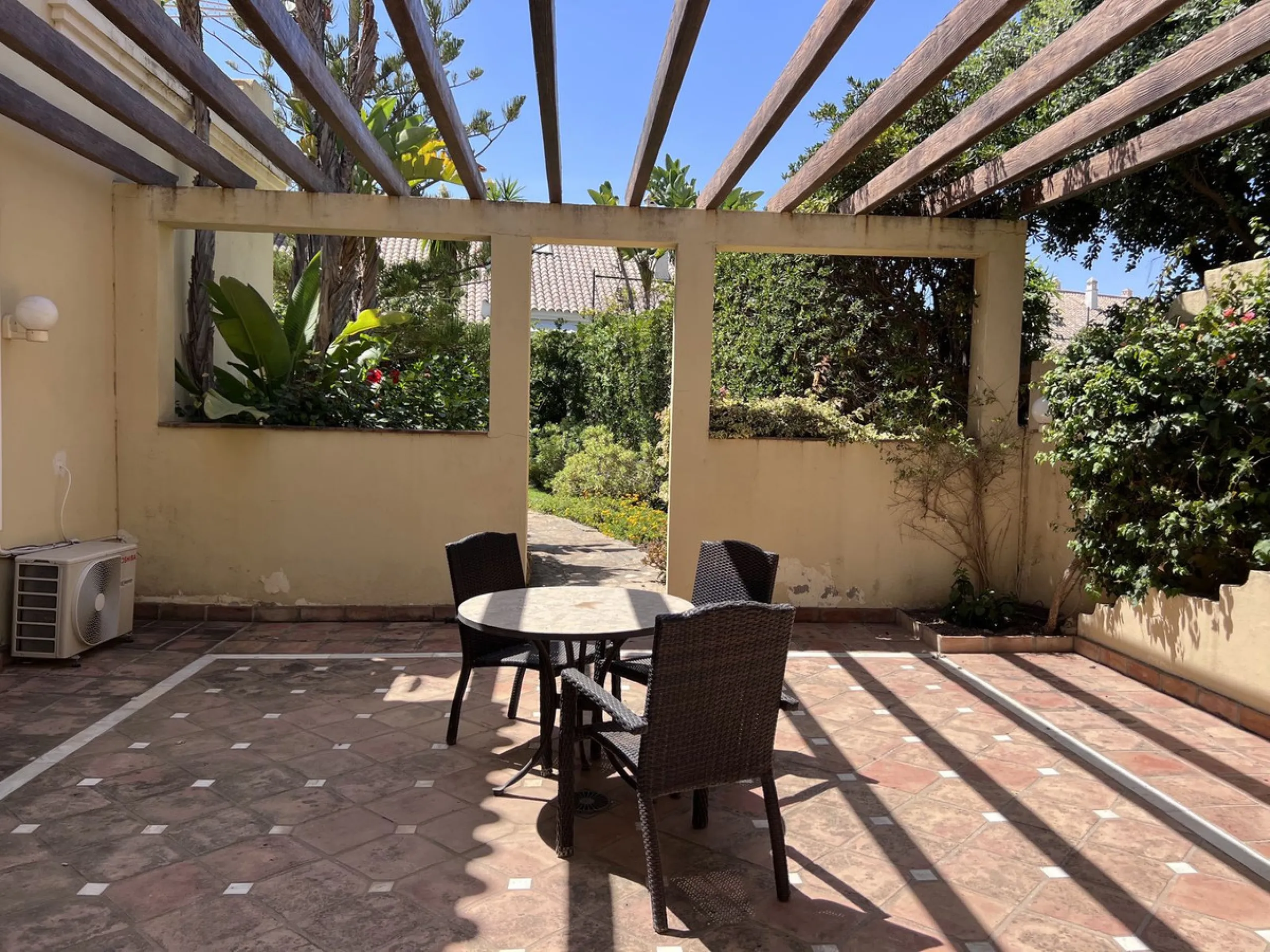 GREAT SE VIEW PROPERTY ; 2nd line beach, Bahia de Marbella, 4 bedrooms/ 4 bathrooms ; renovation needed