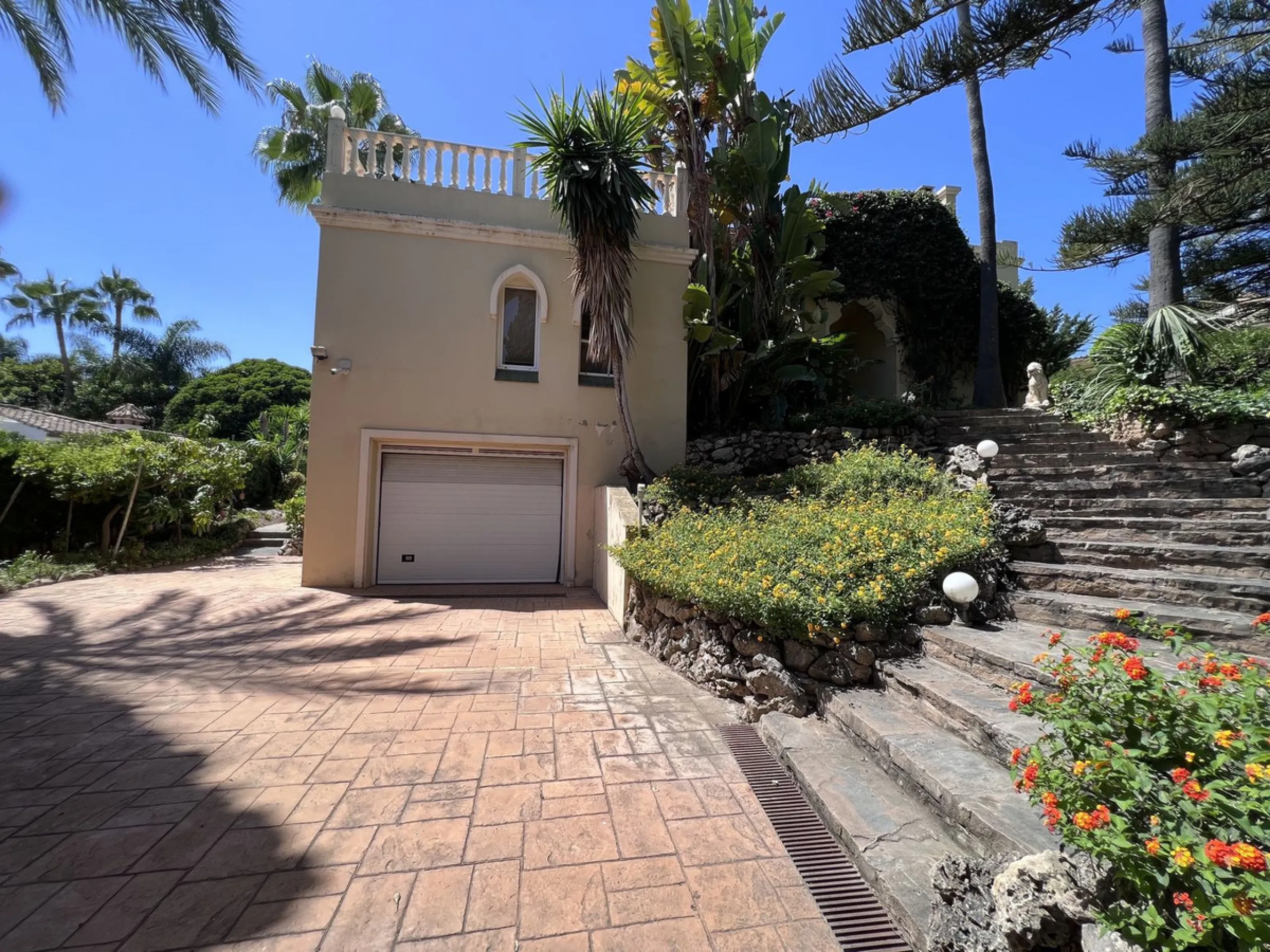 GREAT SE VIEW PROPERTY ; 2nd line beach, Bahia de Marbella, 4 bedrooms/ 4 bathrooms ; renovation needed