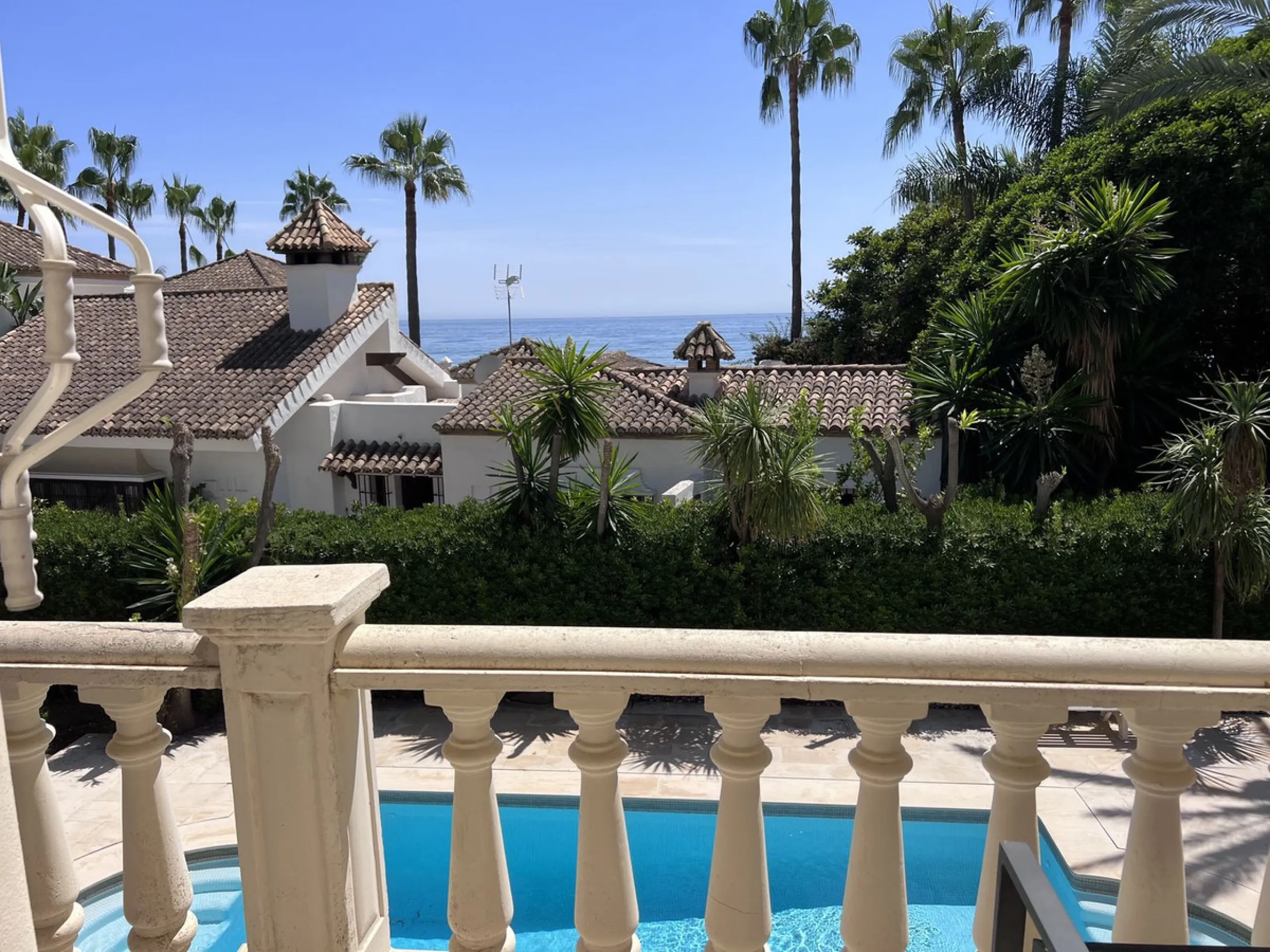 GREAT SE VIEW PROPERTY ; 2nd line beach, Bahia de Marbella, 4 bedrooms/ 4 bathrooms ; renovation needed