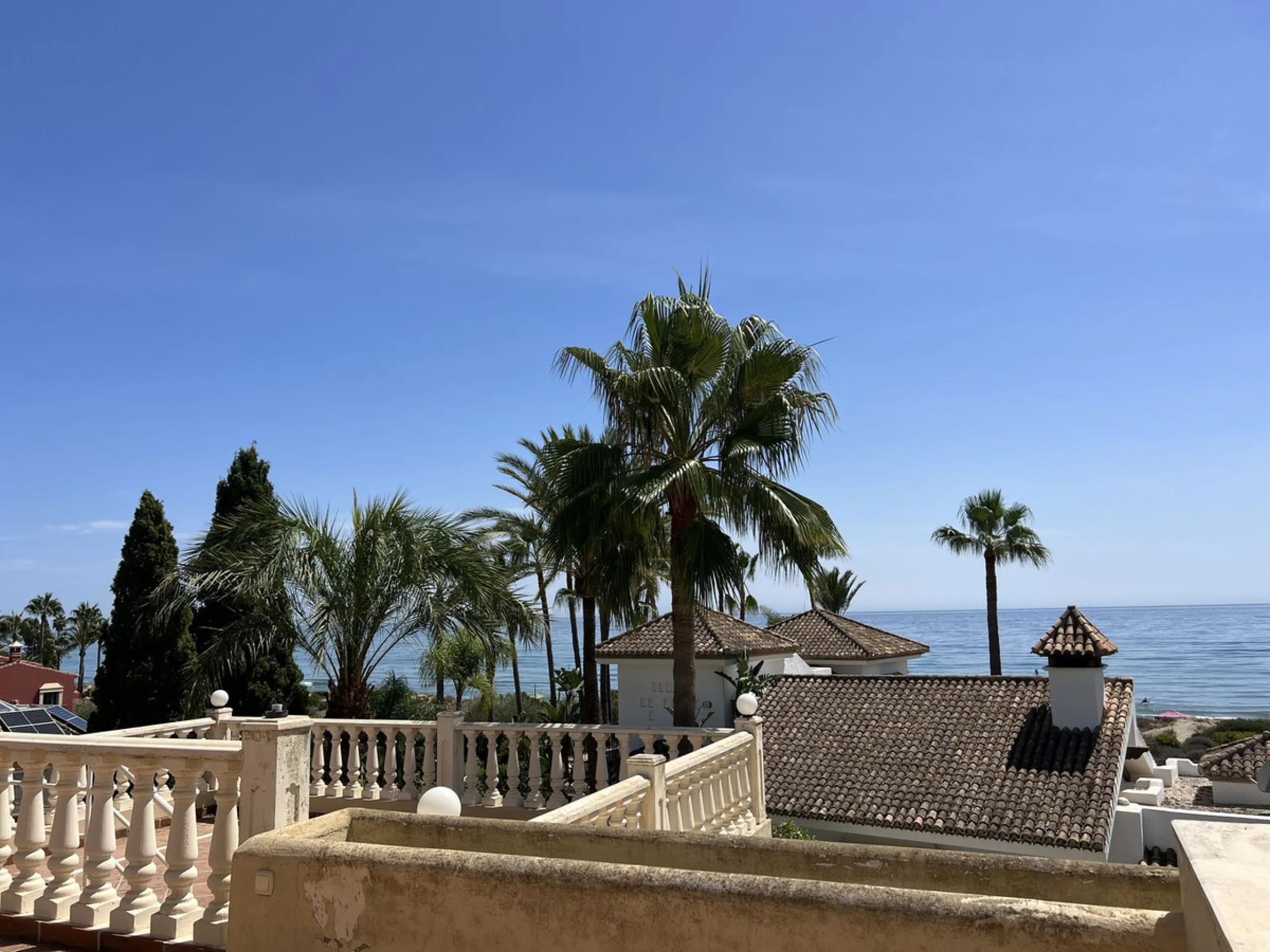 GREAT SE VIEW PROPERTY ; 2nd line beach, Bahia de Marbella, 4 bedrooms/ 4 bathrooms ; renovation needed