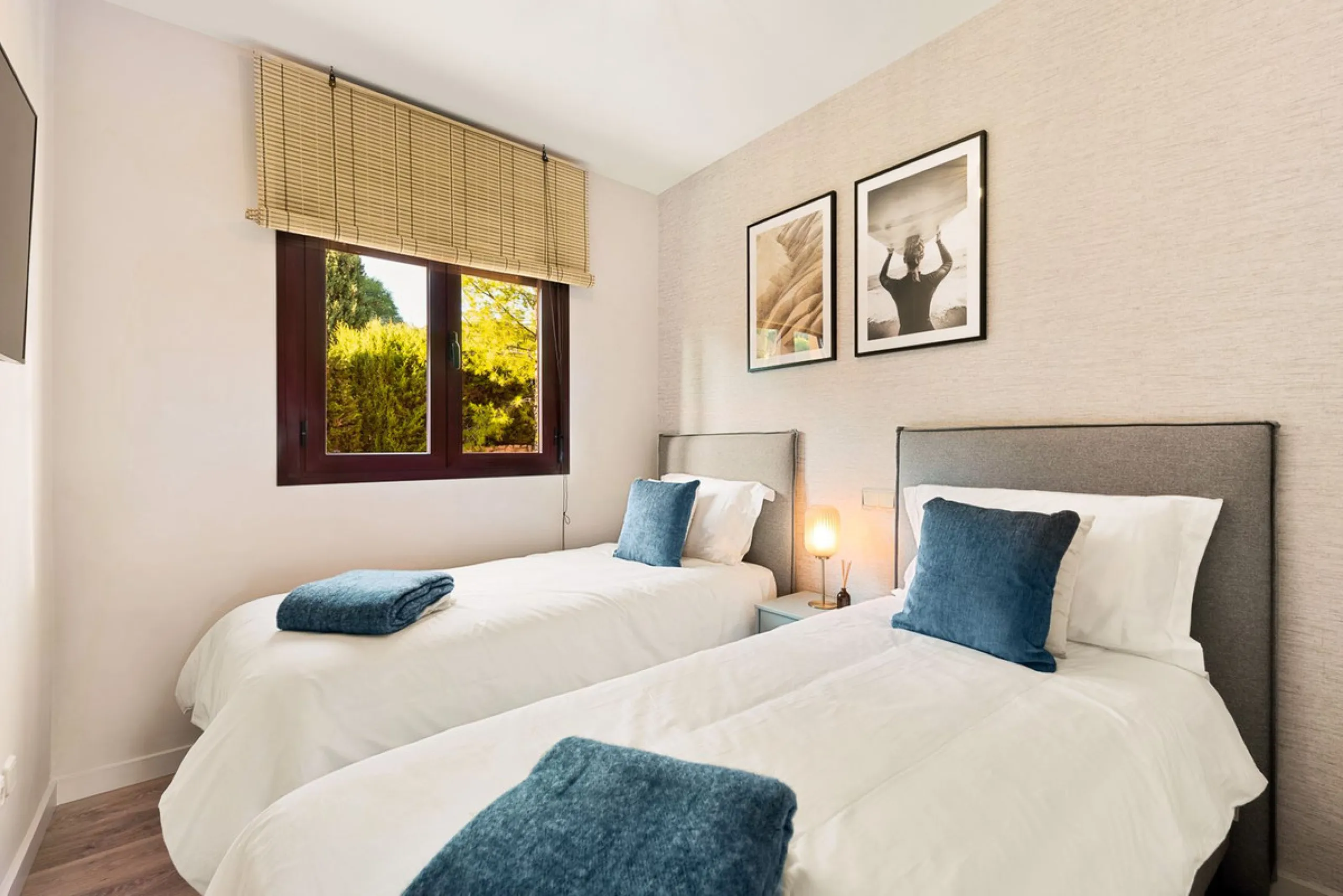 Beautiful, fully furnished  2 Bed 2 Bath apartment with Panoramic views of La Concha Mountain, El Paraíso Golf Course and the Mediterranean Sea.