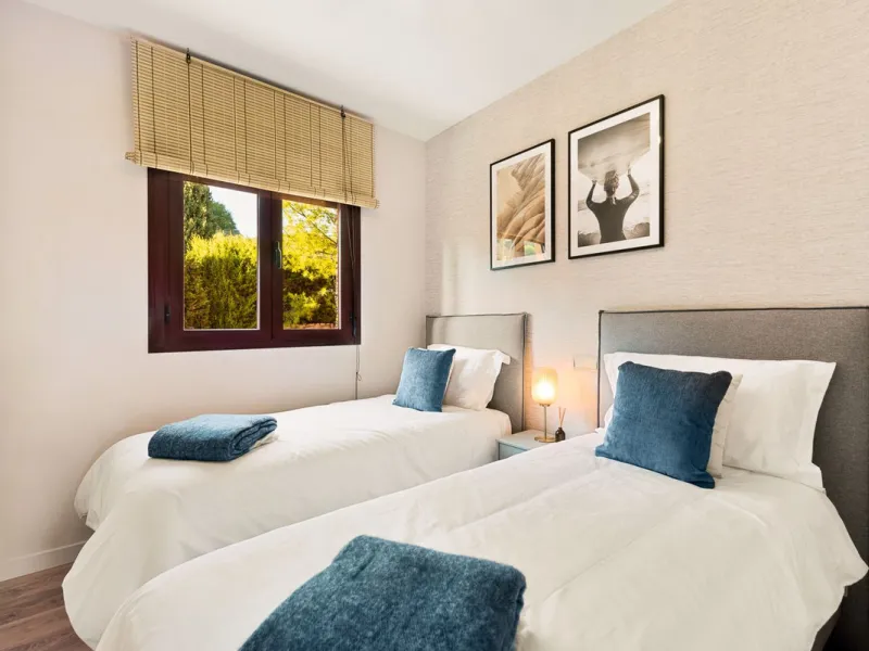 Beautiful, fully furnished  2 Bed 2 Bath apartment with Panoramic views of La Concha Mountain, El Paraíso Golf Course and the Mediterranean Sea.