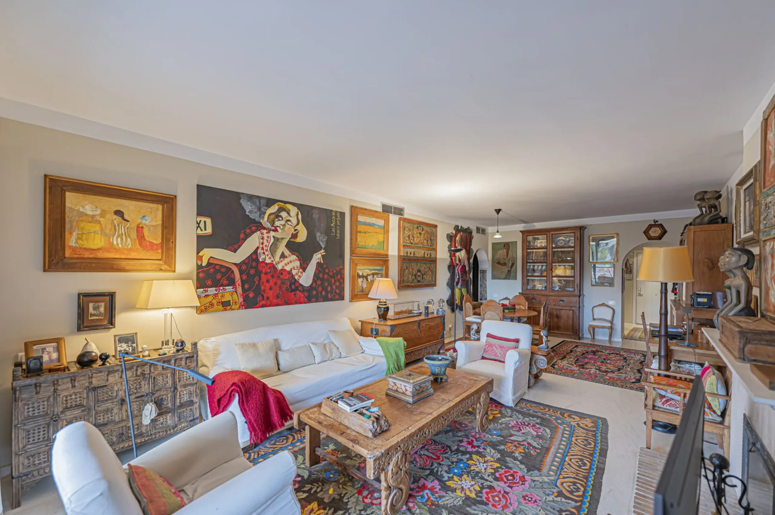 Spacious property located in the Atalaya area, next to Guadalmina Alta, just minutes from all amenities and surrounded by some of the best golf courses in the area: Atalaya, El Paraiso, Los Arqueros, Guadalmina, etc.