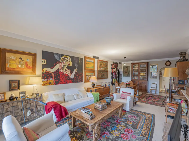 Spacious property located in the Atalaya area, next to Guadalmina Alta, just minutes from all amenities and surrounded by some of the best golf courses in the area: Atalaya, El Paraiso, Los Arqueros, Guadalmina, etc.