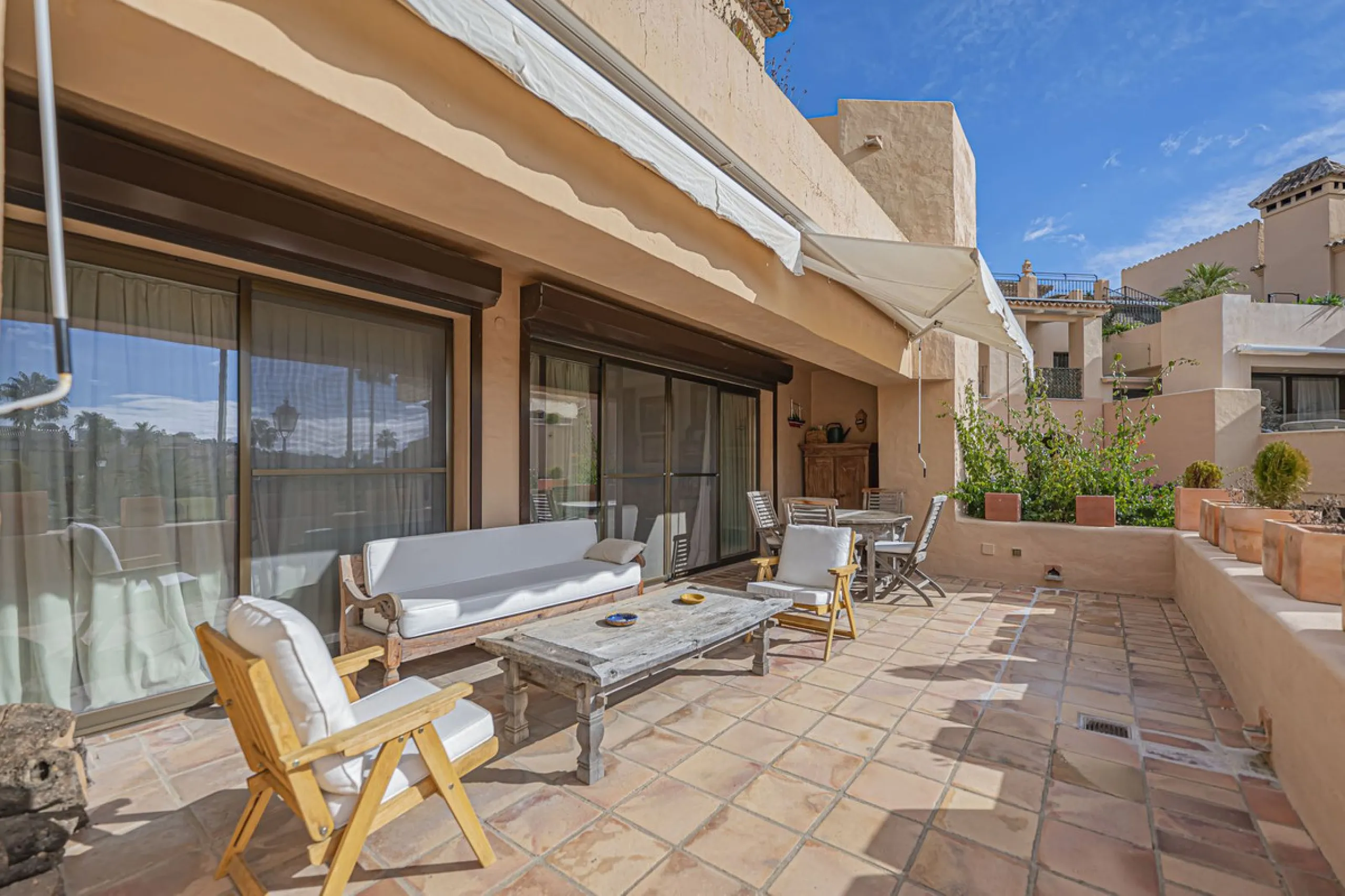 Spacious property located in the Atalaya area, next to Guadalmina Alta, just minutes from all amenities and surrounded by some of the best golf courses in the area: Atalaya, El Paraiso, Los Arqueros, Guadalmina, etc.
