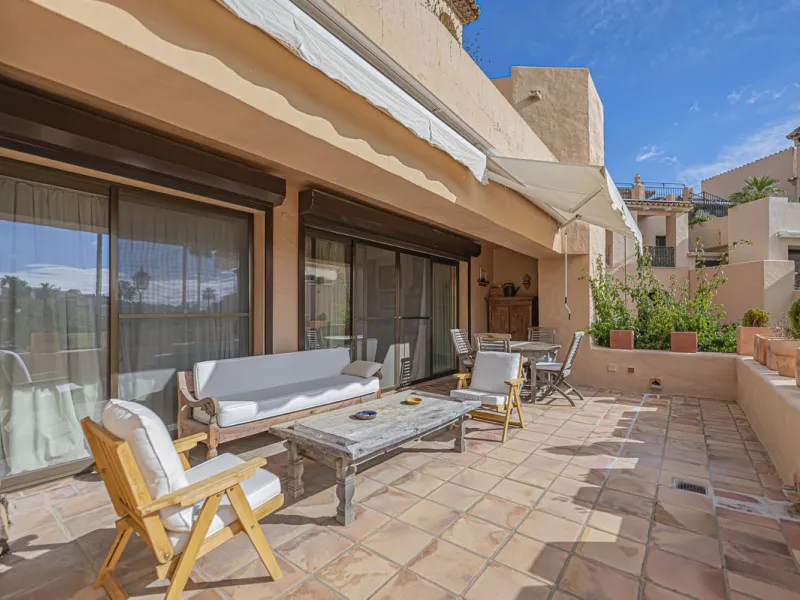 Spacious property located in the Atalaya area, next to Guadalmina Alta, just minutes from all amenities and surrounded by some of the best golf courses in the area: Atalaya, El Paraiso, Los Arqueros, Guadalmina, etc.
