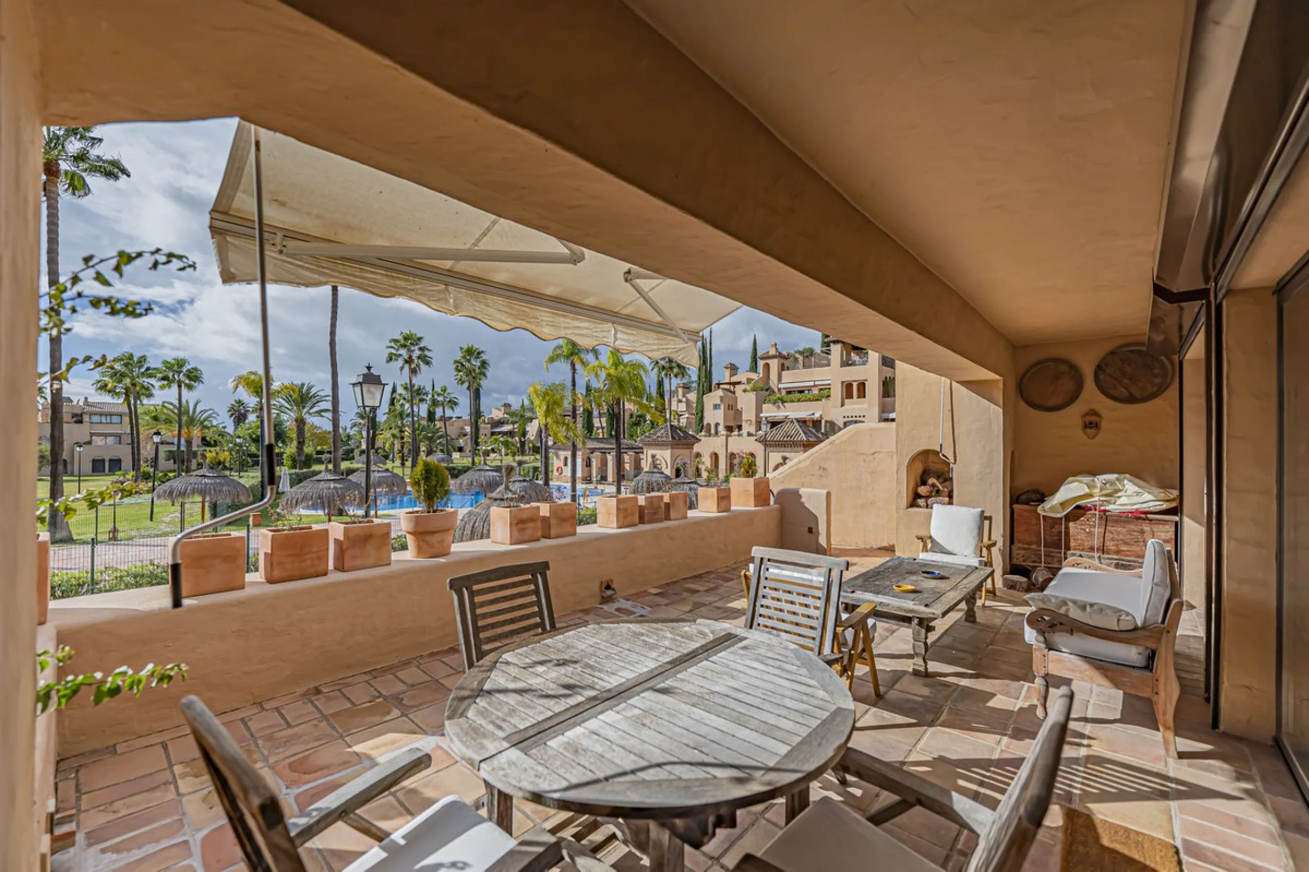 Spacious property located in the Atalaya area, next to Guadalmina Alta, just minutes from all amenities and surrounded by some of the best golf courses in the area: Atalaya, El Paraiso, Los Arqueros, Guadalmina, etc.