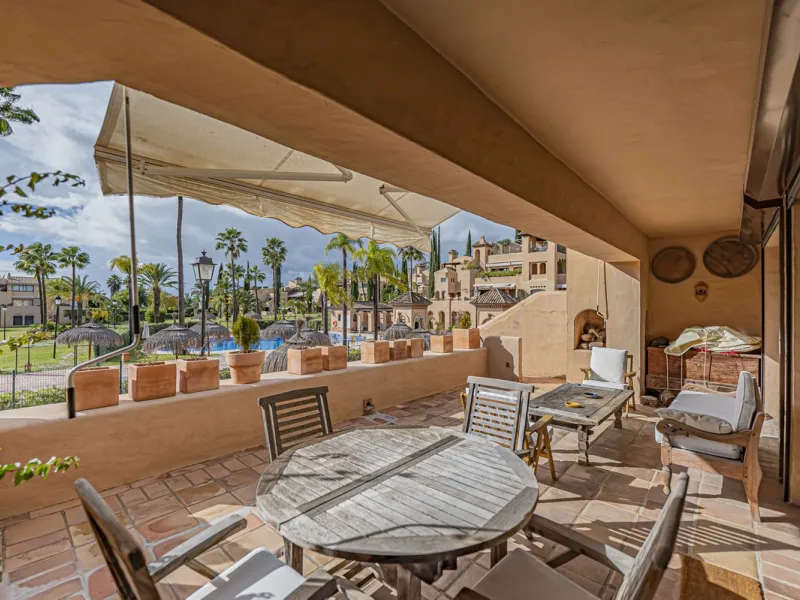 Spacious property located in the Atalaya area, next to Guadalmina Alta, just minutes from all amenities and surrounded by some of the best golf courses in the area: Atalaya, El Paraiso, Los Arqueros, Guadalmina, etc.