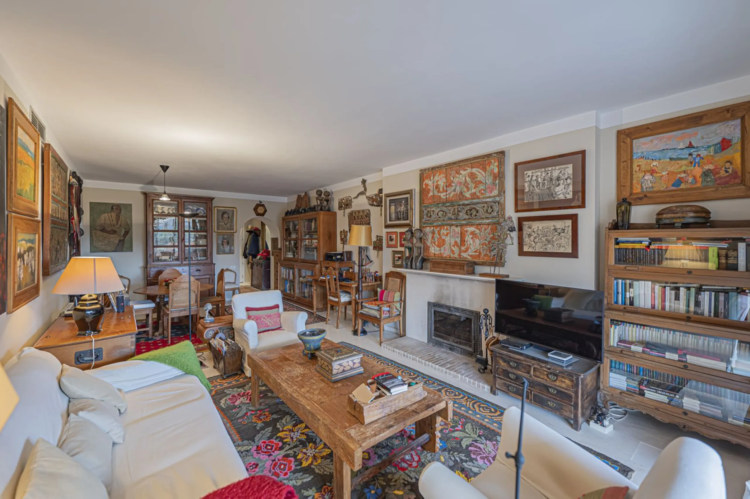 Spacious property located in the Atalaya area, next to Guadalmina Alta, just minutes from all amenities and surrounded by some of the best golf courses in the area: Atalaya, El Paraiso, Los Arqueros, Guadalmina, etc.
