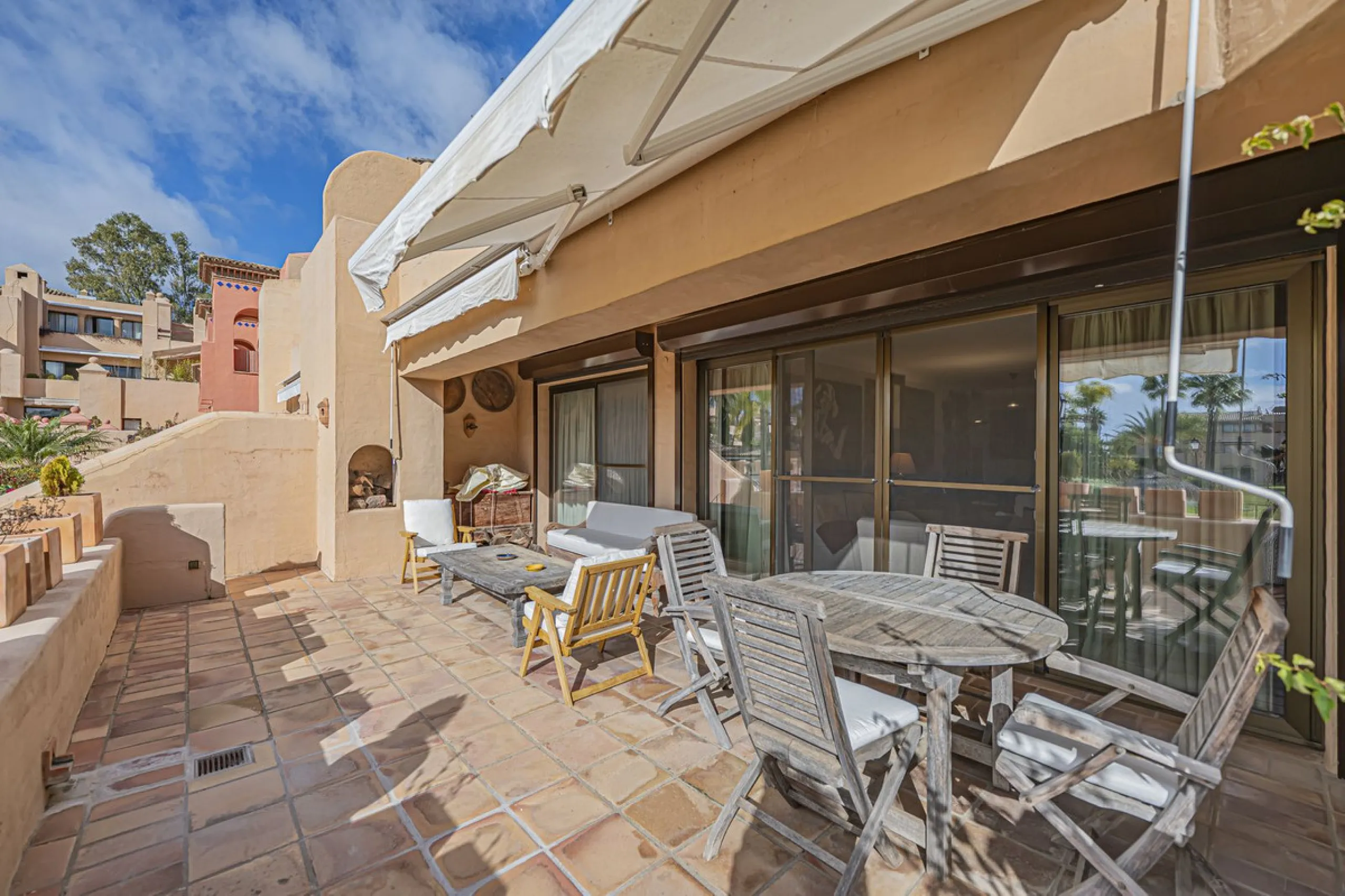 Spacious property located in the Atalaya area, next to Guadalmina Alta, just minutes from all amenities and surrounded by some of the best golf courses in the area: Atalaya, El Paraiso, Los Arqueros, Guadalmina, etc.