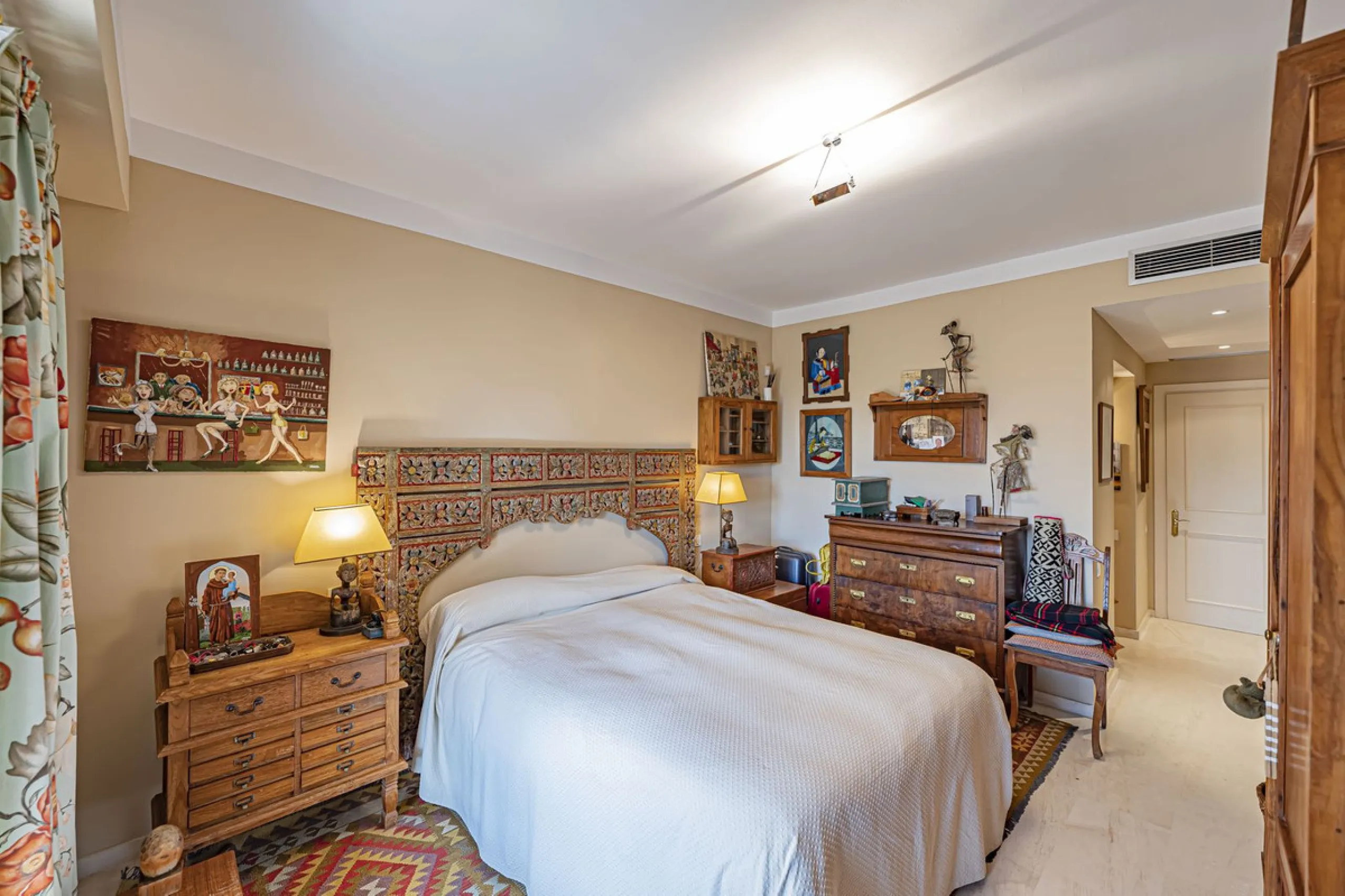 Spacious property located in the Atalaya area, next to Guadalmina Alta, just minutes from all amenities and surrounded by some of the best golf courses in the area: Atalaya, El Paraiso, Los Arqueros, Guadalmina, etc.