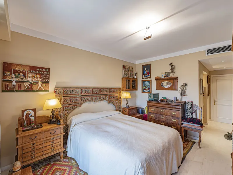 Spacious property located in the Atalaya area, next to Guadalmina Alta, just minutes from all amenities and surrounded by some of the best golf courses in the area: Atalaya, El Paraiso, Los Arqueros, Guadalmina, etc.