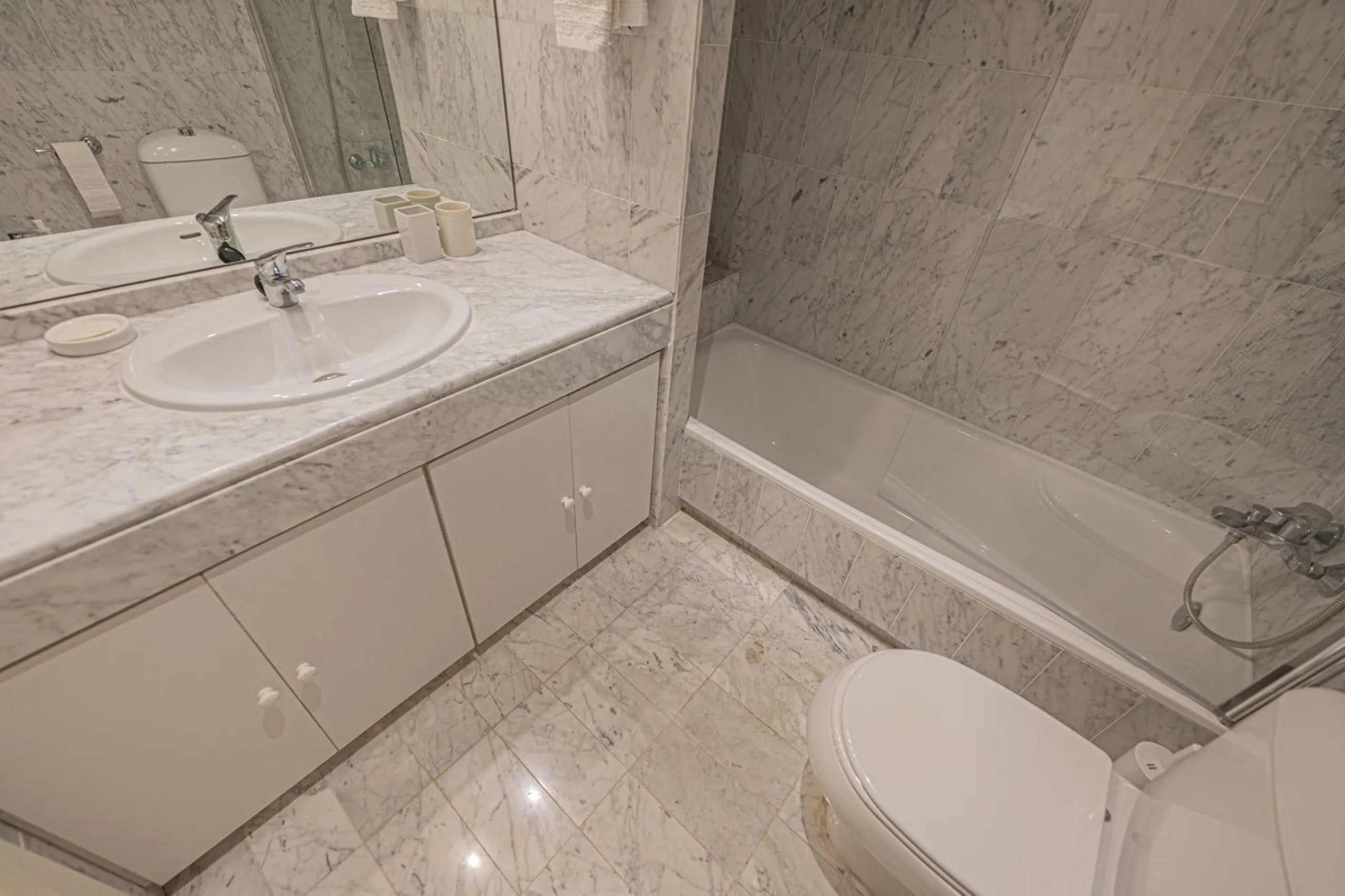 Spacious property located in the Atalaya area, next to Guadalmina Alta, just minutes from all amenities and surrounded by some of the best golf courses in the area: Atalaya, El Paraiso, Los Arqueros, Guadalmina, etc.