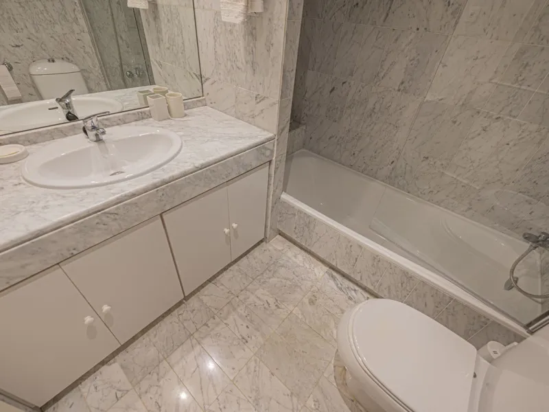Spacious property located in the Atalaya area, next to Guadalmina Alta, just minutes from all amenities and surrounded by some of the best golf courses in the area: Atalaya, El Paraiso, Los Arqueros, Guadalmina, etc.