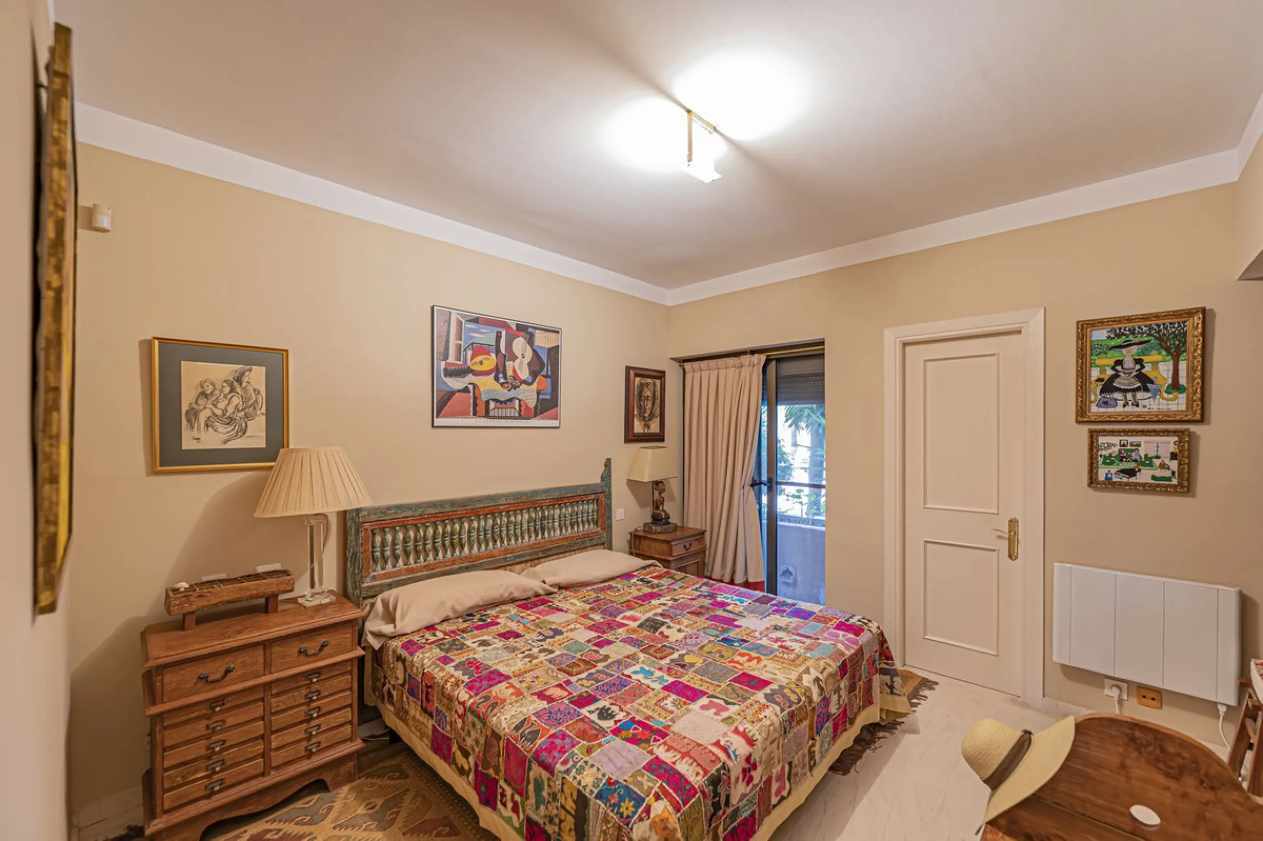 Spacious property located in the Atalaya area, next to Guadalmina Alta, just minutes from all amenities and surrounded by some of the best golf courses in the area: Atalaya, El Paraiso, Los Arqueros, Guadalmina, etc.