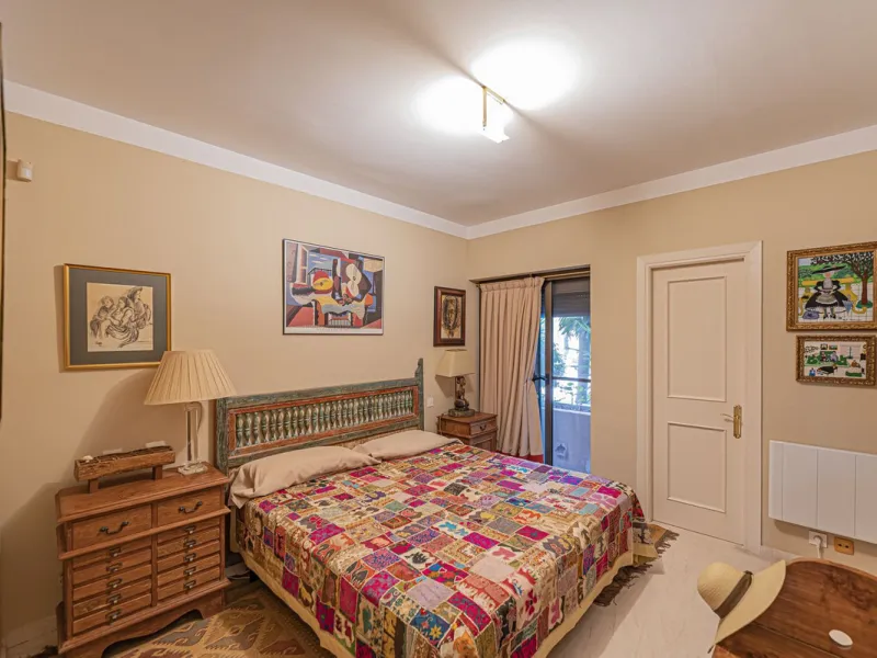 Spacious property located in the Atalaya area, next to Guadalmina Alta, just minutes from all amenities and surrounded by some of the best golf courses in the area: Atalaya, El Paraiso, Los Arqueros, Guadalmina, etc.