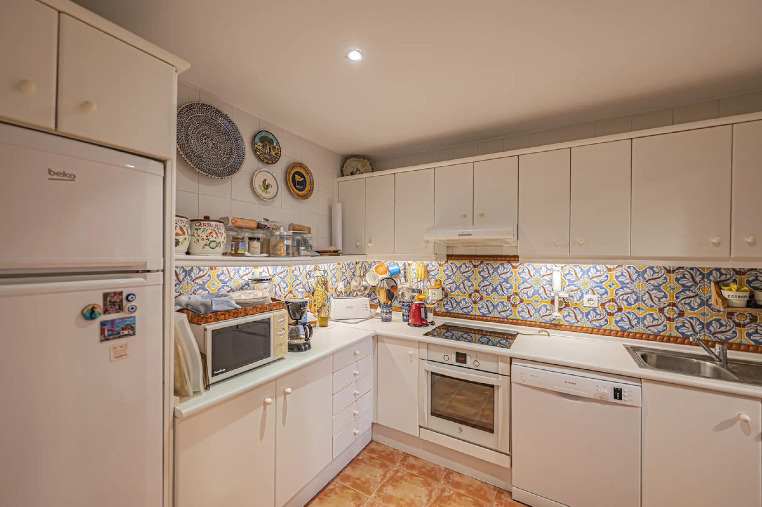 Spacious property located in the Atalaya area, next to Guadalmina Alta, just minutes from all amenities and surrounded by some of the best golf courses in the area: Atalaya, El Paraiso, Los Arqueros, Guadalmina, etc.