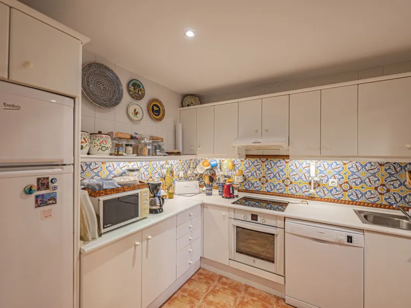 Spacious property located in the Atalaya area, next to Guadalmina Alta, just minutes from all amenities and surrounded by some of the best golf courses in the area: Atalaya, El Paraiso, Los Arqueros, Guadalmina, etc.