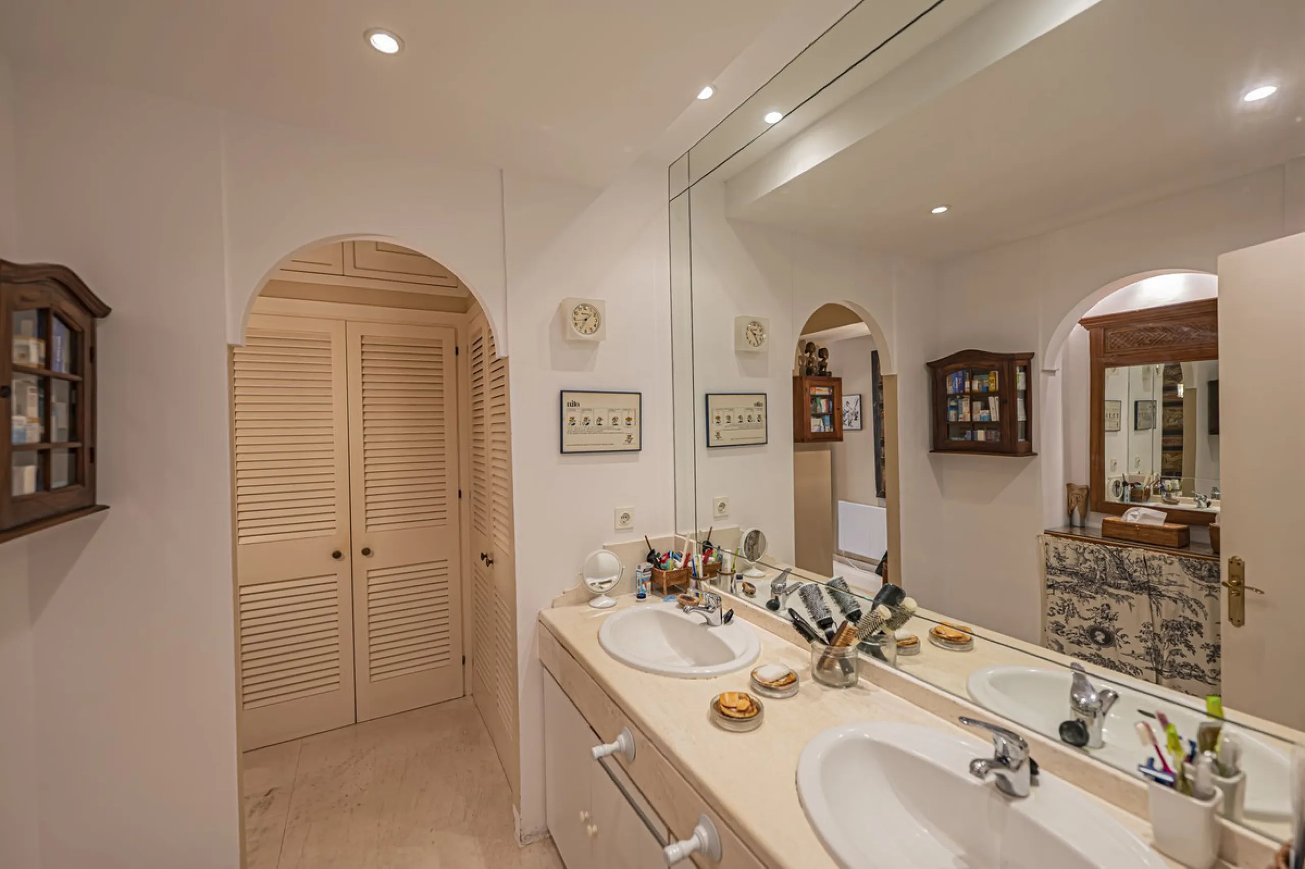 Spacious property located in the Atalaya area, next to Guadalmina Alta, just minutes from all amenities and surrounded by some of the best golf courses in the area: Atalaya, El Paraiso, Los Arqueros, Guadalmina, etc.
