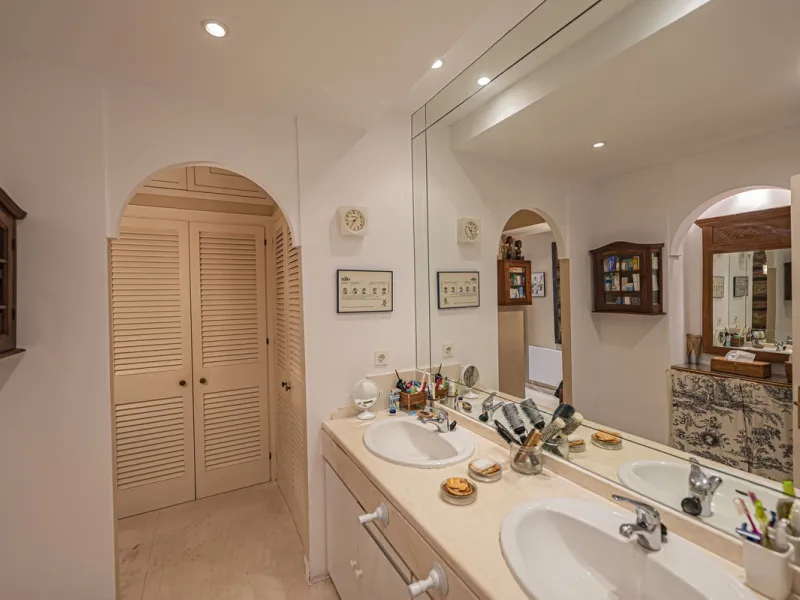 Spacious property located in the Atalaya area, next to Guadalmina Alta, just minutes from all amenities and surrounded by some of the best golf courses in the area: Atalaya, El Paraiso, Los Arqueros, Guadalmina, etc.
