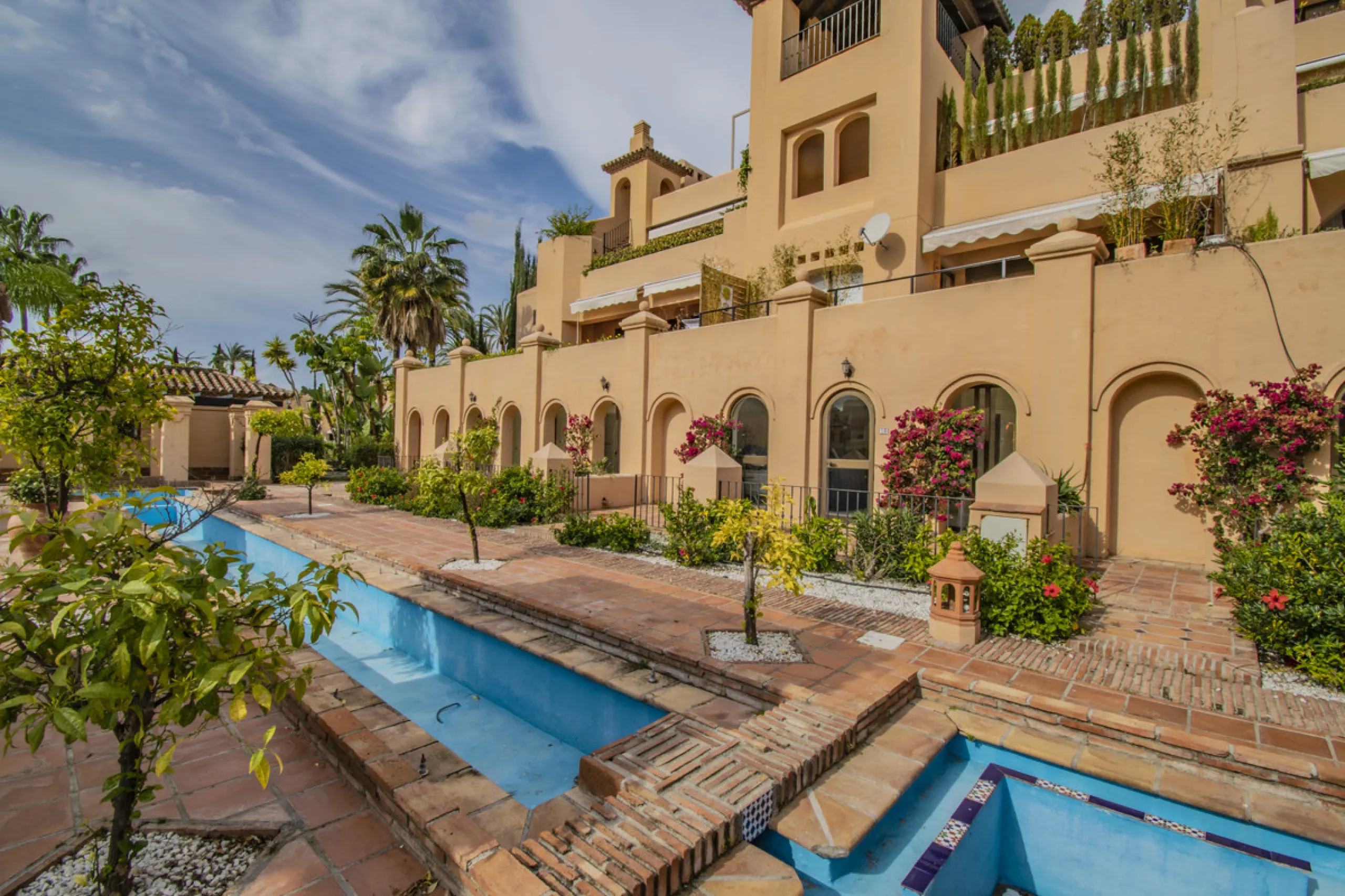 Spacious property located in the Atalaya area, next to Guadalmina Alta, just minutes from all amenities and surrounded by some of the best golf courses in the area: Atalaya, El Paraiso, Los Arqueros, Guadalmina, etc.