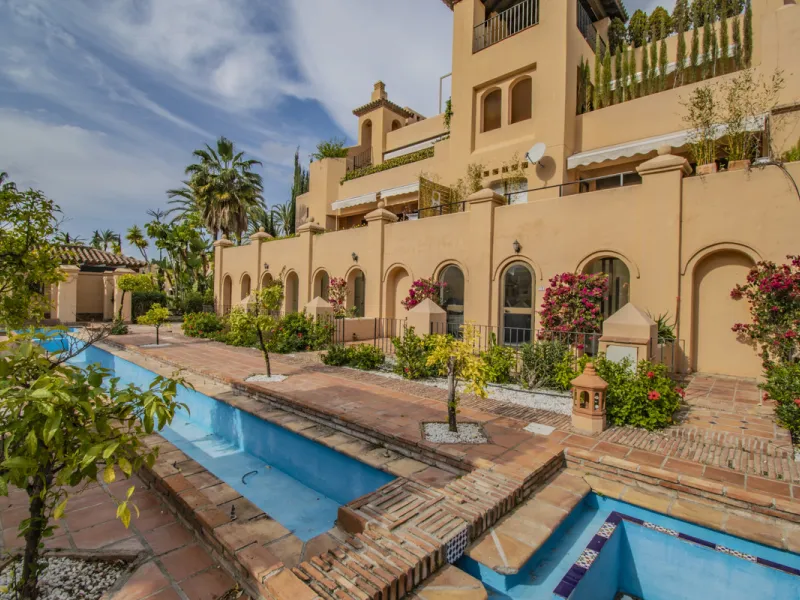 Spacious property located in the Atalaya area, next to Guadalmina Alta, just minutes from all amenities and surrounded by some of the best golf courses in the area: Atalaya, El Paraiso, Los Arqueros, Guadalmina, etc.