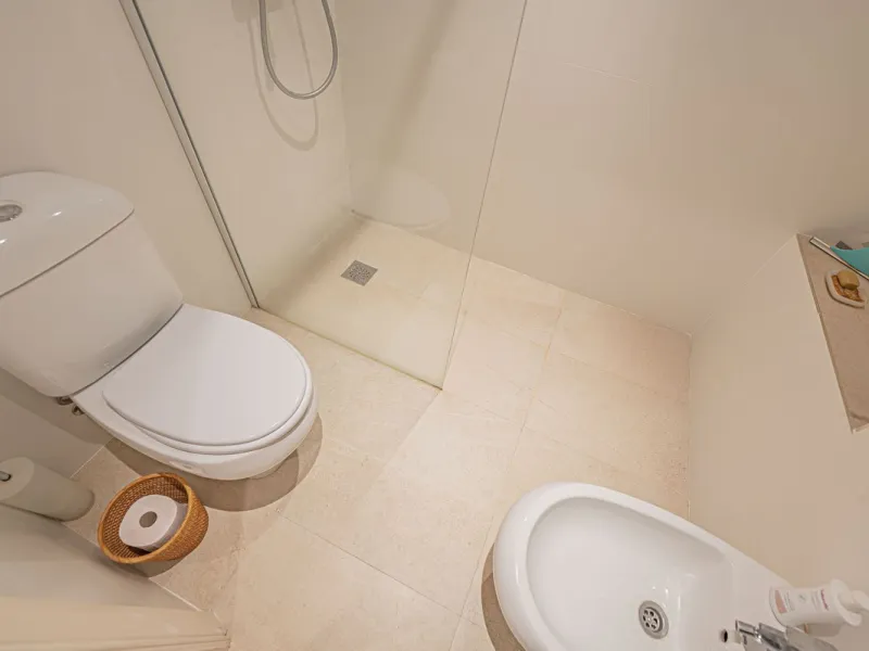 Spacious property located in the Atalaya area, next to Guadalmina Alta, just minutes from all amenities and surrounded by some of the best golf courses in the area: Atalaya, El Paraiso, Los Arqueros, Guadalmina, etc.