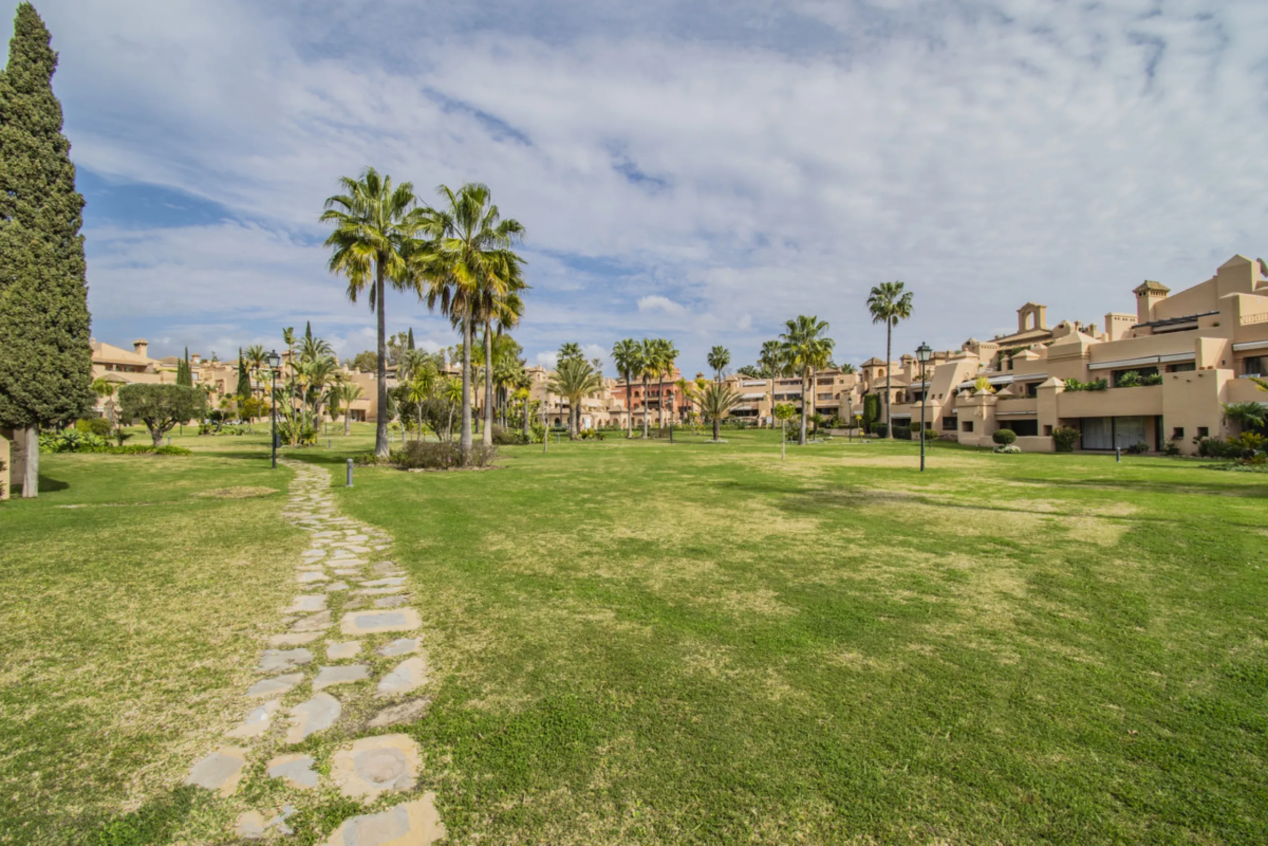 Spacious property located in the Atalaya area, next to Guadalmina Alta, just minutes from all amenities and surrounded by some of the best golf courses in the area: Atalaya, El Paraiso, Los Arqueros, Guadalmina, etc.