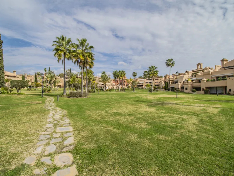 Spacious property located in the Atalaya area, next to Guadalmina Alta, just minutes from all amenities and surrounded by some of the best golf courses in the area: Atalaya, El Paraiso, Los Arqueros, Guadalmina, etc.