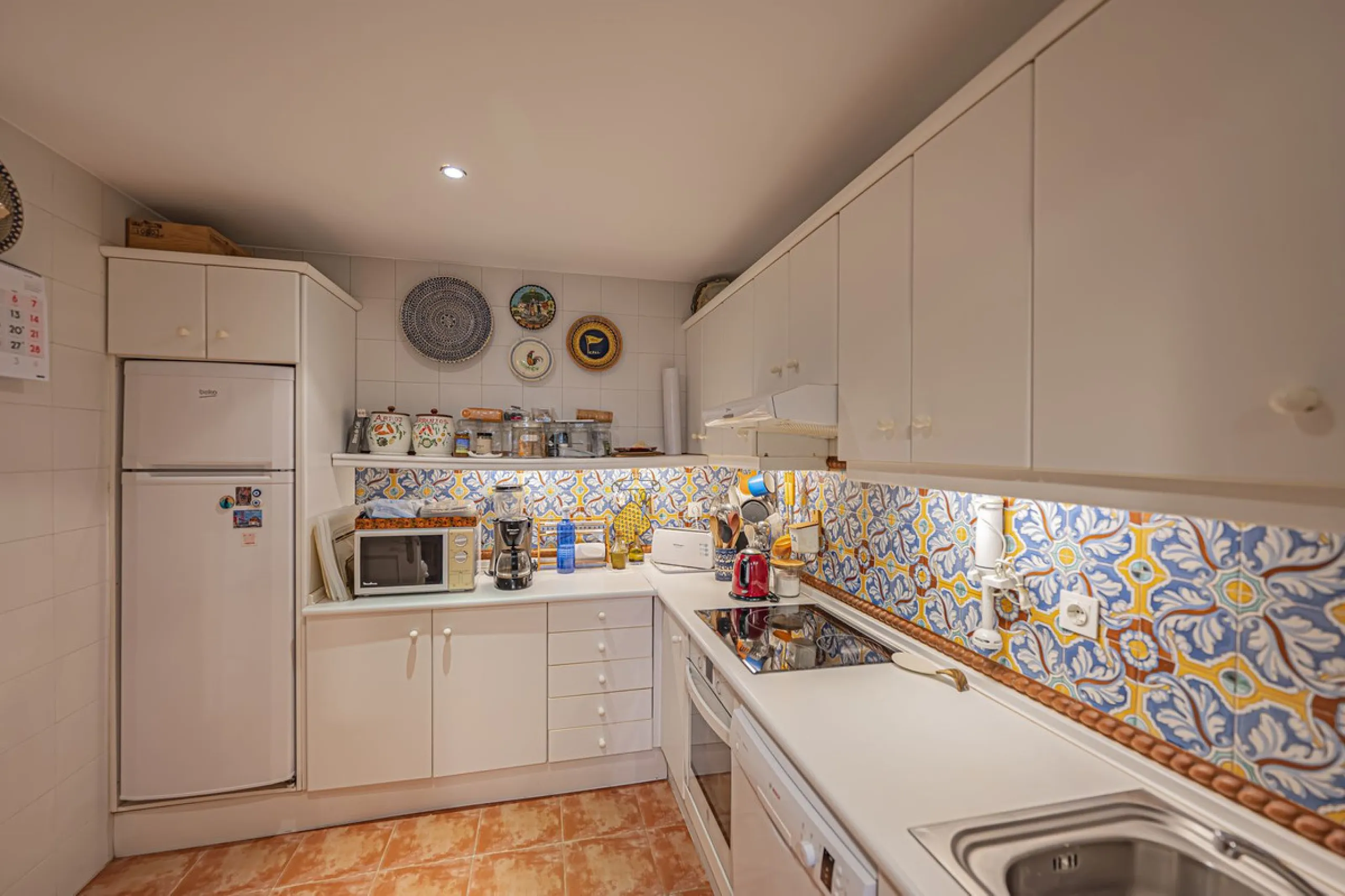 Spacious property located in the Atalaya area, next to Guadalmina Alta, just minutes from all amenities and surrounded by some of the best golf courses in the area: Atalaya, El Paraiso, Los Arqueros, Guadalmina, etc.
