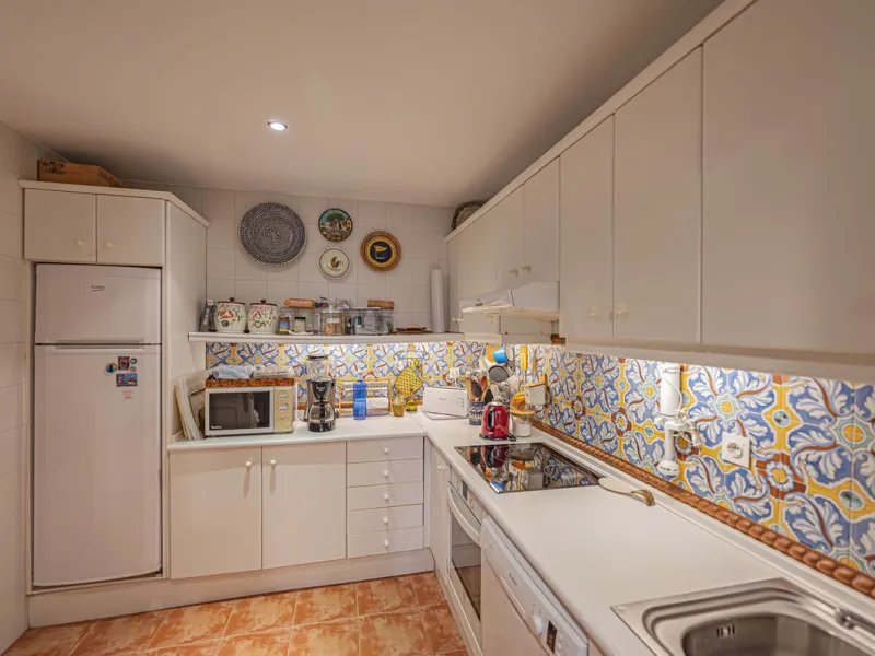 Spacious property located in the Atalaya area, next to Guadalmina Alta, just minutes from all amenities and surrounded by some of the best golf courses in the area: Atalaya, El Paraiso, Los Arqueros, Guadalmina, etc.