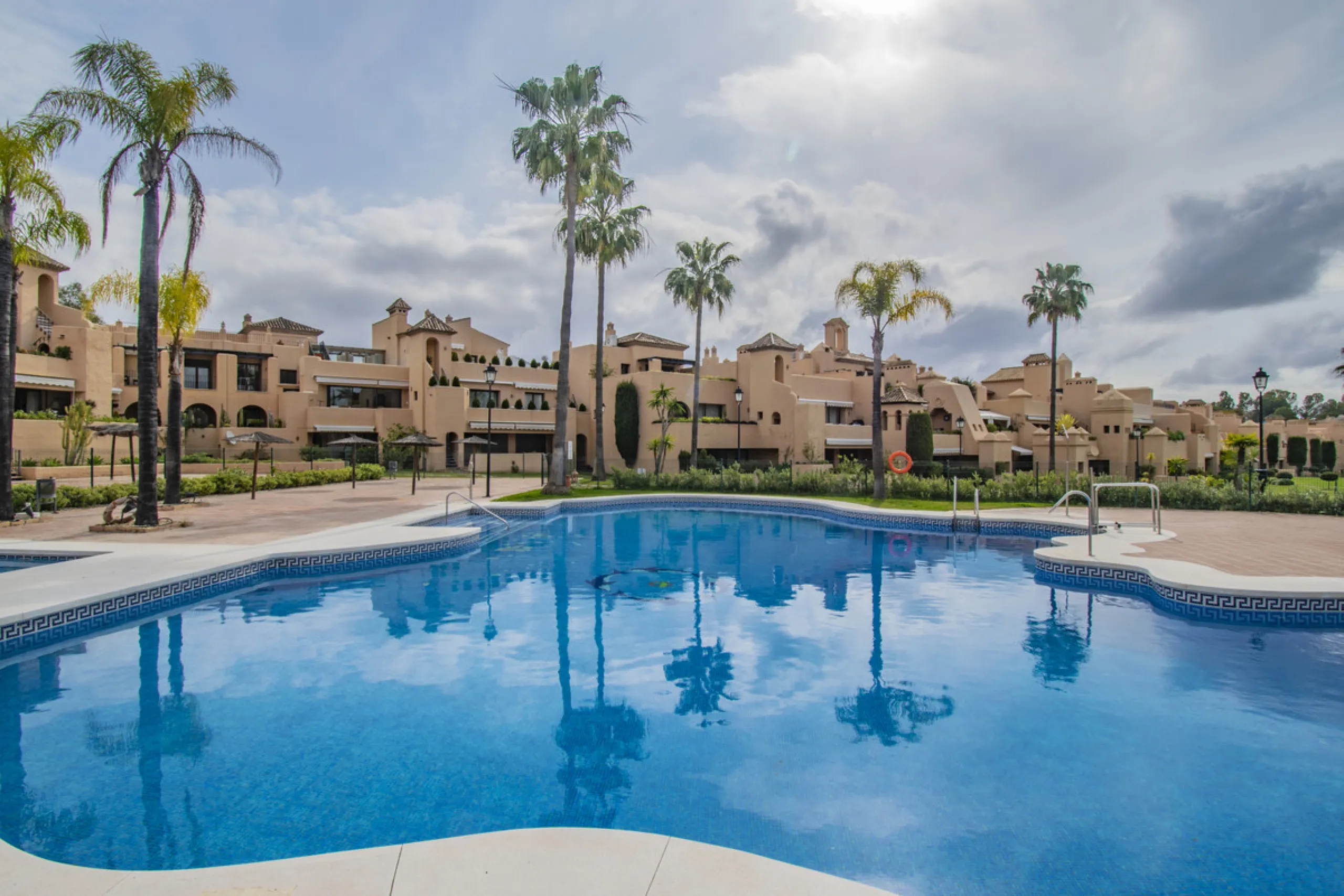 Spacious property located in the Atalaya area, next to Guadalmina Alta, just minutes from all amenities and surrounded by some of the best golf courses in the area: Atalaya, El Paraiso, Los Arqueros, Guadalmina, etc.
