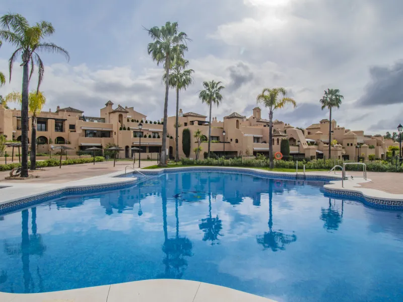 Spacious property located in the Atalaya area, next to Guadalmina Alta, just minutes from all amenities and surrounded by some of the best golf courses in the area: Atalaya, El Paraiso, Los Arqueros, Guadalmina, etc.