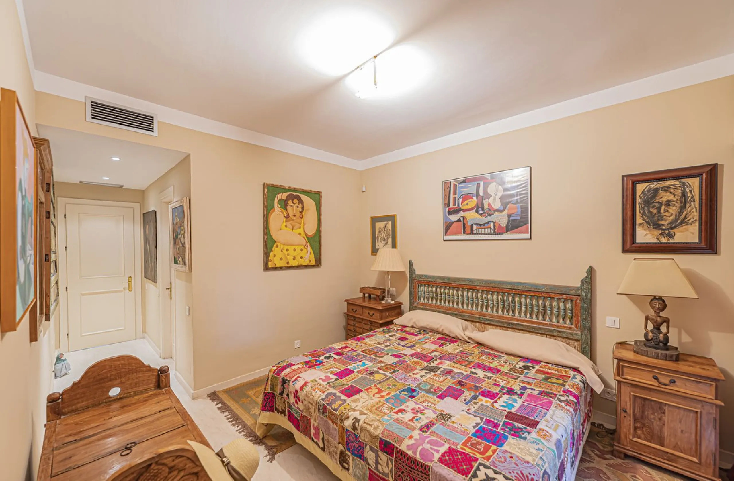 Spacious property located in the Atalaya area, next to Guadalmina Alta, just minutes from all amenities and surrounded by some of the best golf courses in the area: Atalaya, El Paraiso, Los Arqueros, Guadalmina, etc.