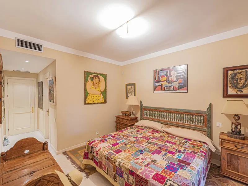 Spacious property located in the Atalaya area, next to Guadalmina Alta, just minutes from all amenities and surrounded by some of the best golf courses in the area: Atalaya, El Paraiso, Los Arqueros, Guadalmina, etc.