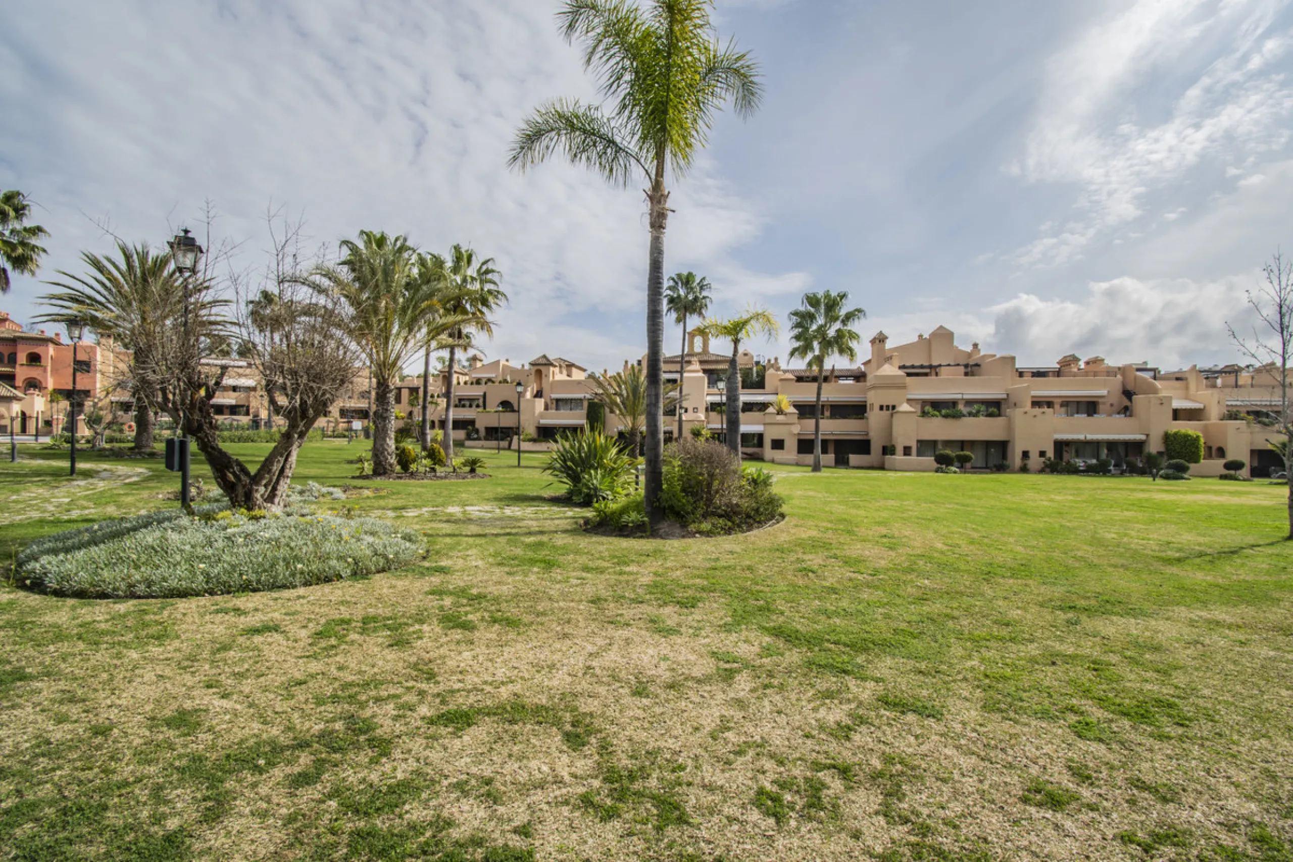 Spacious property located in the Atalaya area, next to Guadalmina Alta, just minutes from all amenities and surrounded by some of the best golf courses in the area: Atalaya, El Paraiso, Los Arqueros, Guadalmina, etc.
