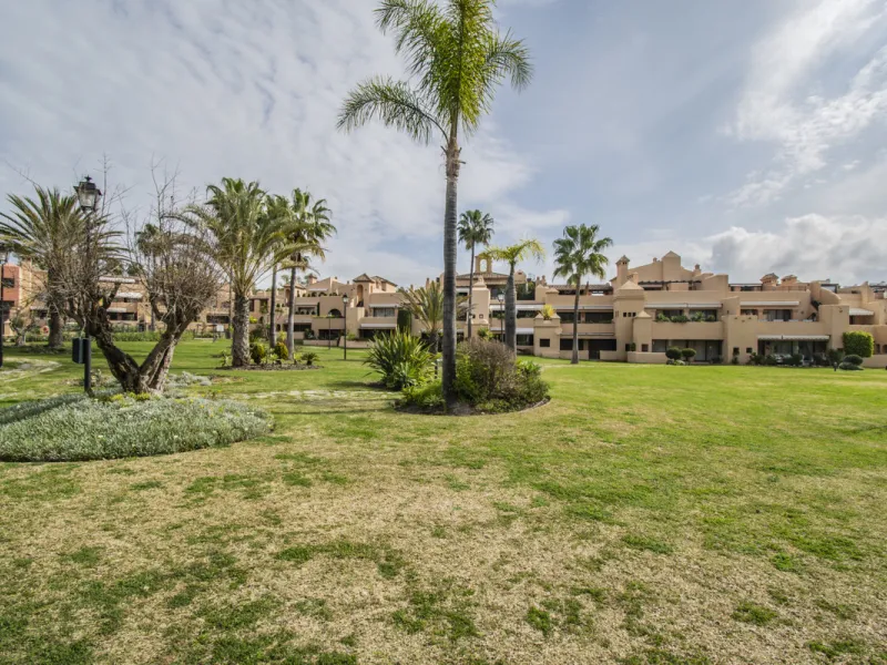 Spacious property located in the Atalaya area, next to Guadalmina Alta, just minutes from all amenities and surrounded by some of the best golf courses in the area: Atalaya, El Paraiso, Los Arqueros, Guadalmina, etc.