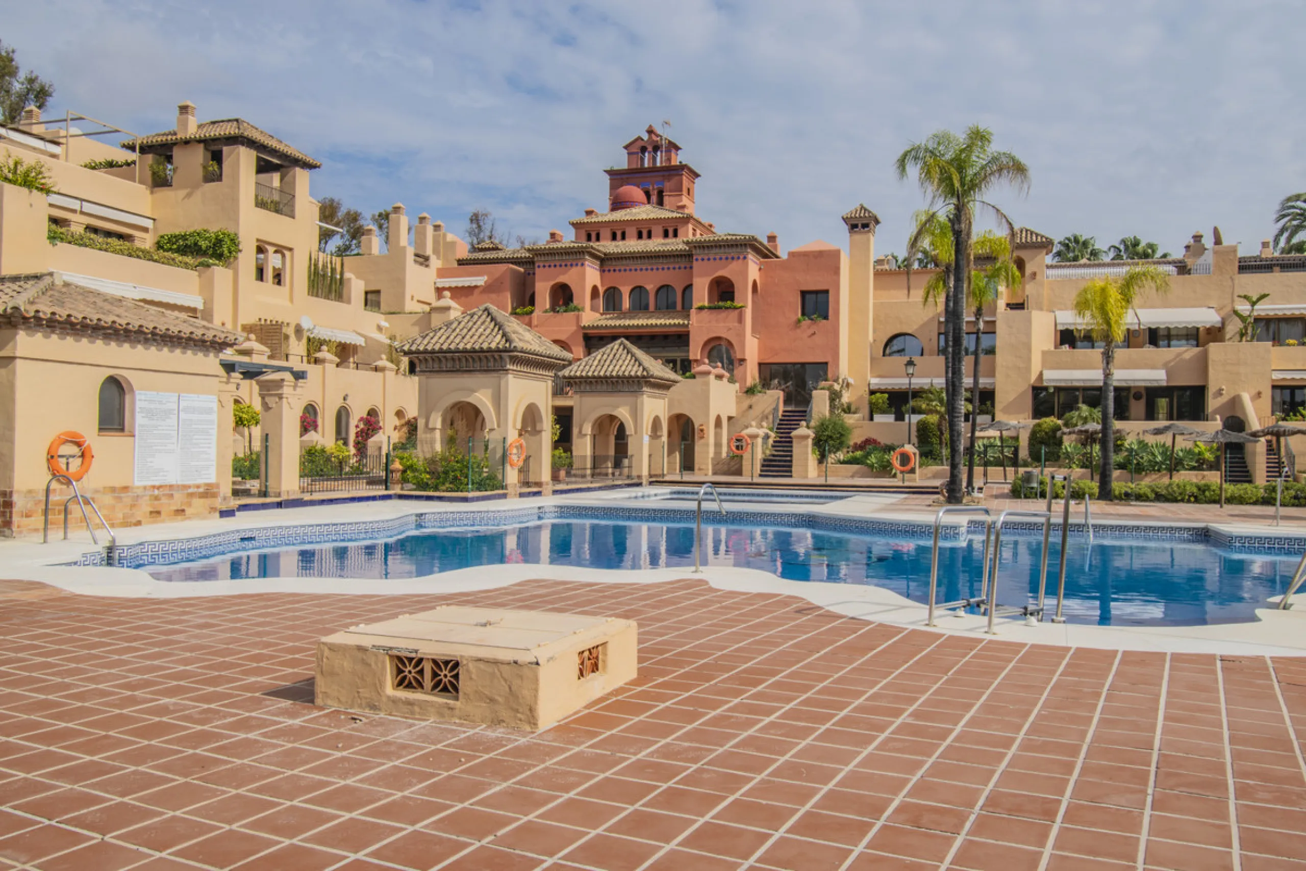 Spacious property located in the Atalaya area, next to Guadalmina Alta, just minutes from all amenities and surrounded by some of the best golf courses in the area: Atalaya, El Paraiso, Los Arqueros, Guadalmina, etc.