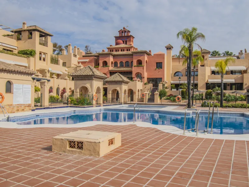 Spacious property located in the Atalaya area, next to Guadalmina Alta, just minutes from all amenities and surrounded by some of the best golf courses in the area: Atalaya, El Paraiso, Los Arqueros, Guadalmina, etc.