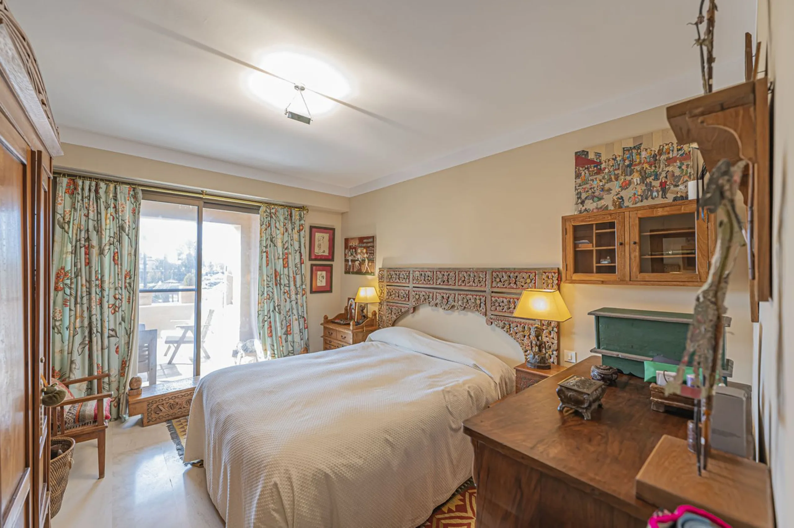 Spacious property located in the Atalaya area, next to Guadalmina Alta, just minutes from all amenities and surrounded by some of the best golf courses in the area: Atalaya, El Paraiso, Los Arqueros, Guadalmina, etc.