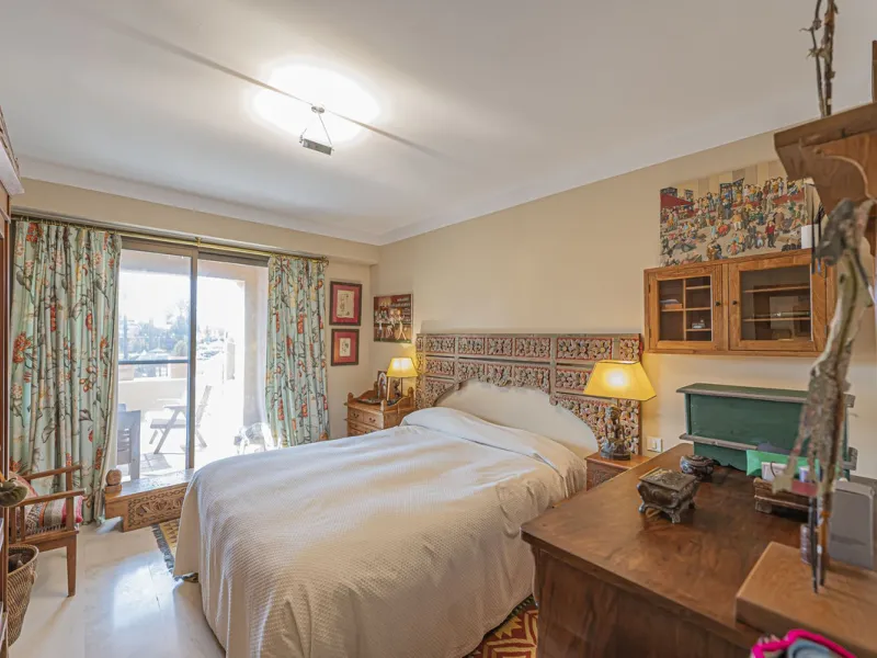 Spacious property located in the Atalaya area, next to Guadalmina Alta, just minutes from all amenities and surrounded by some of the best golf courses in the area: Atalaya, El Paraiso, Los Arqueros, Guadalmina, etc.