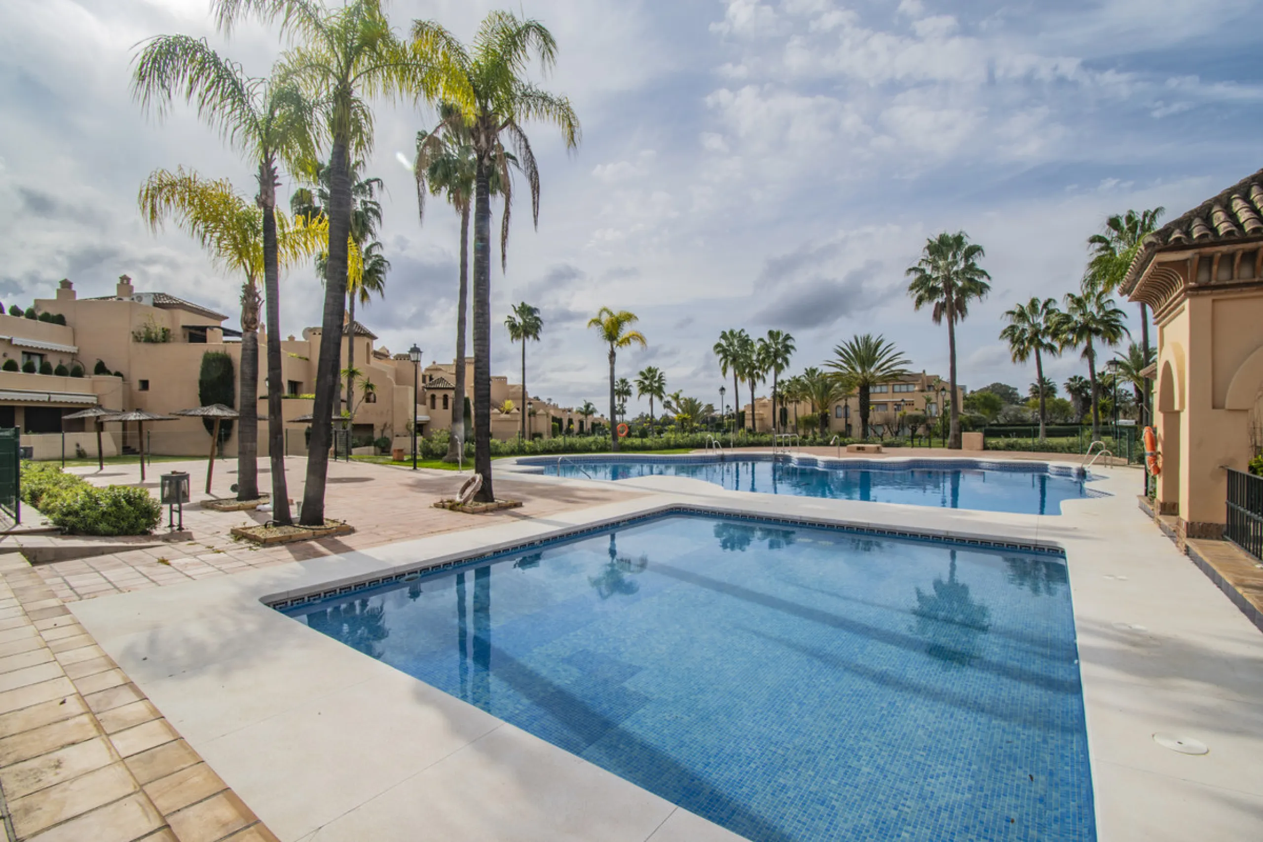 Spacious property located in the Atalaya area, next to Guadalmina Alta, just minutes from all amenities and surrounded by some of the best golf courses in the area: Atalaya, El Paraiso, Los Arqueros, Guadalmina, etc.