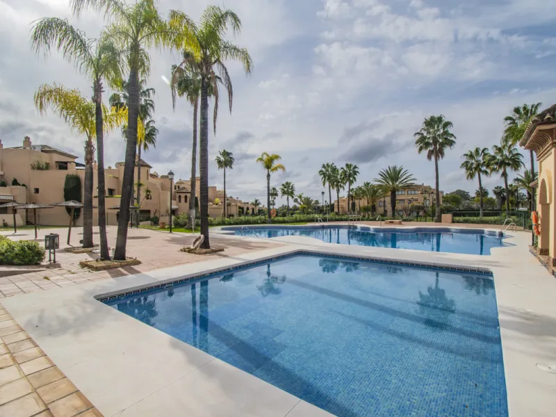 Spacious property located in the Atalaya area, next to Guadalmina Alta, just minutes from all amenities and surrounded by some of the best golf courses in the area: Atalaya, El Paraiso, Los Arqueros, Guadalmina, etc.