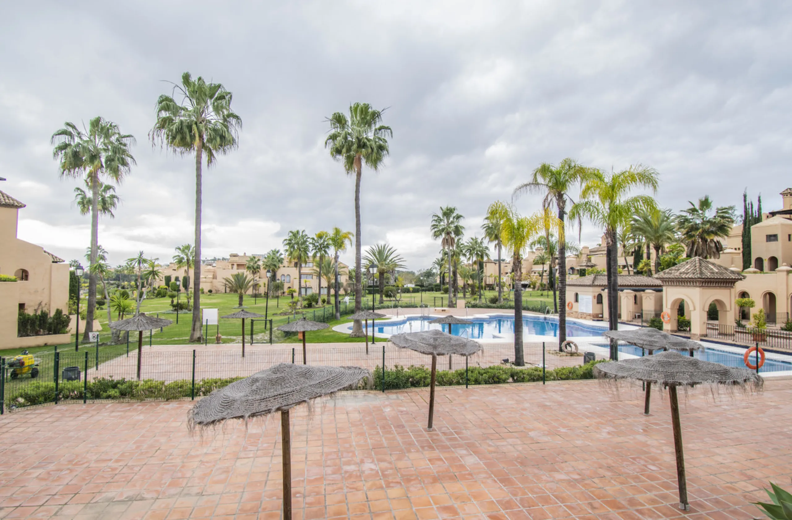 Spacious property located in the Atalaya area, next to Guadalmina Alta, just minutes from all amenities and surrounded by some of the best golf courses in the area: Atalaya, El Paraiso, Los Arqueros, Guadalmina, etc.