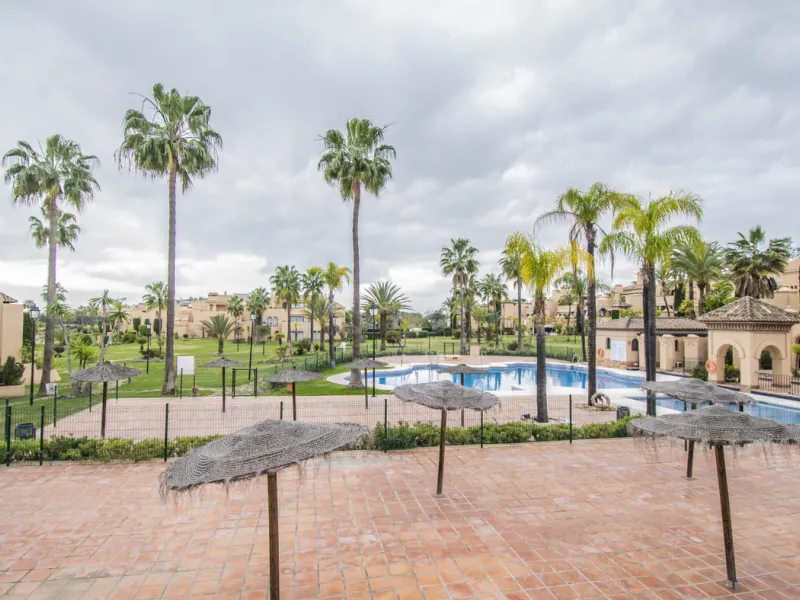 Spacious property located in the Atalaya area, next to Guadalmina Alta, just minutes from all amenities and surrounded by some of the best golf courses in the area: Atalaya, El Paraiso, Los Arqueros, Guadalmina, etc.