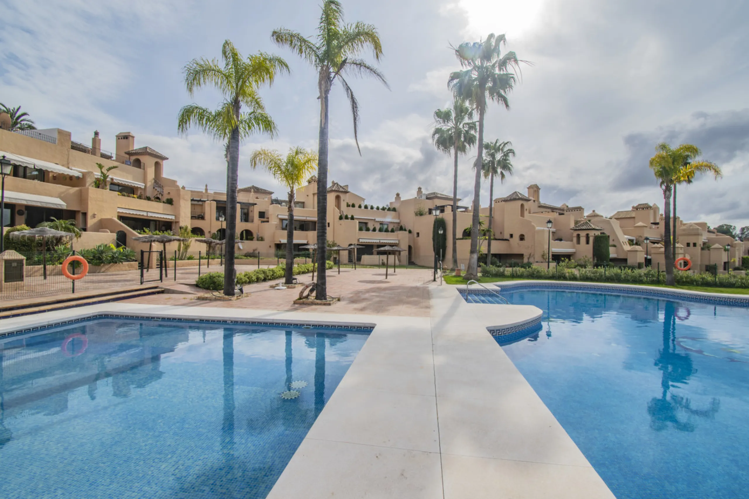 Spacious property located in the Atalaya area, next to Guadalmina Alta, just minutes from all amenities and surrounded by some of the best golf courses in the area: Atalaya, El Paraiso, Los Arqueros, Guadalmina, etc.