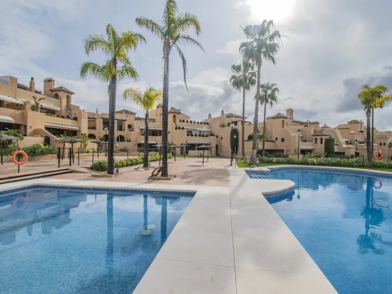 Spacious property located in the Atalaya area, next to Guadalmina Alta, just minutes from all amenities and surrounded by some of the best golf courses in the area: Atalaya, El Paraiso, Los Arqueros, Guadalmina, etc.